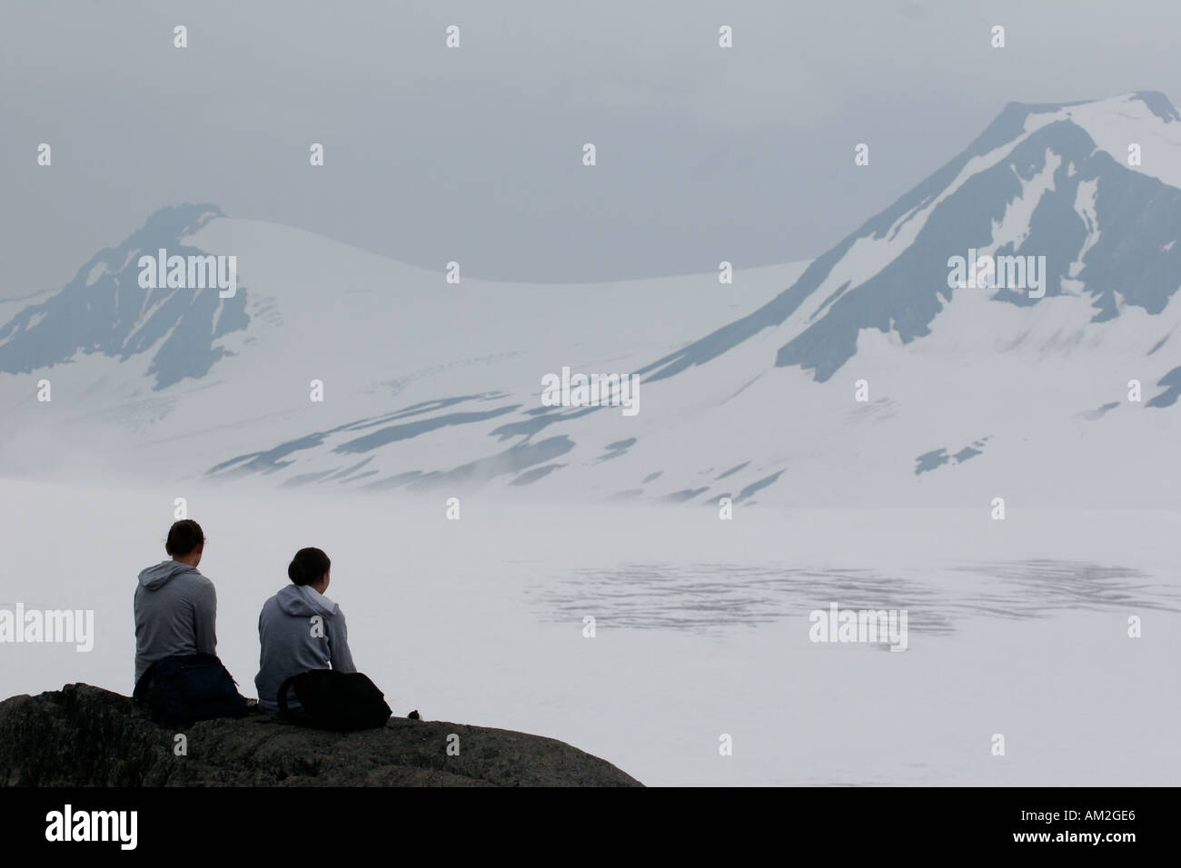 Les randonneurs en profitant de la vue de la Harding Icefield Kenai Fjords National Park Alaska Banque D'Images