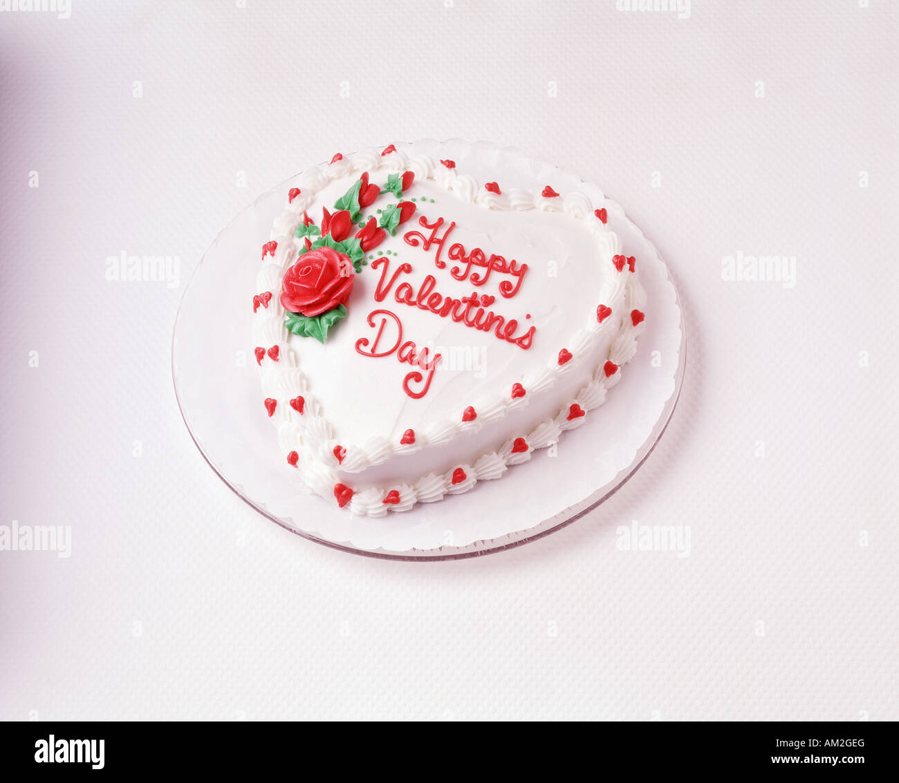 Happy Valentines Day en forme de coeur rouge gâteau glaçage glaçage vanille fleurs plaqués holiday celebration party joie amour symbolique Banque D'Images