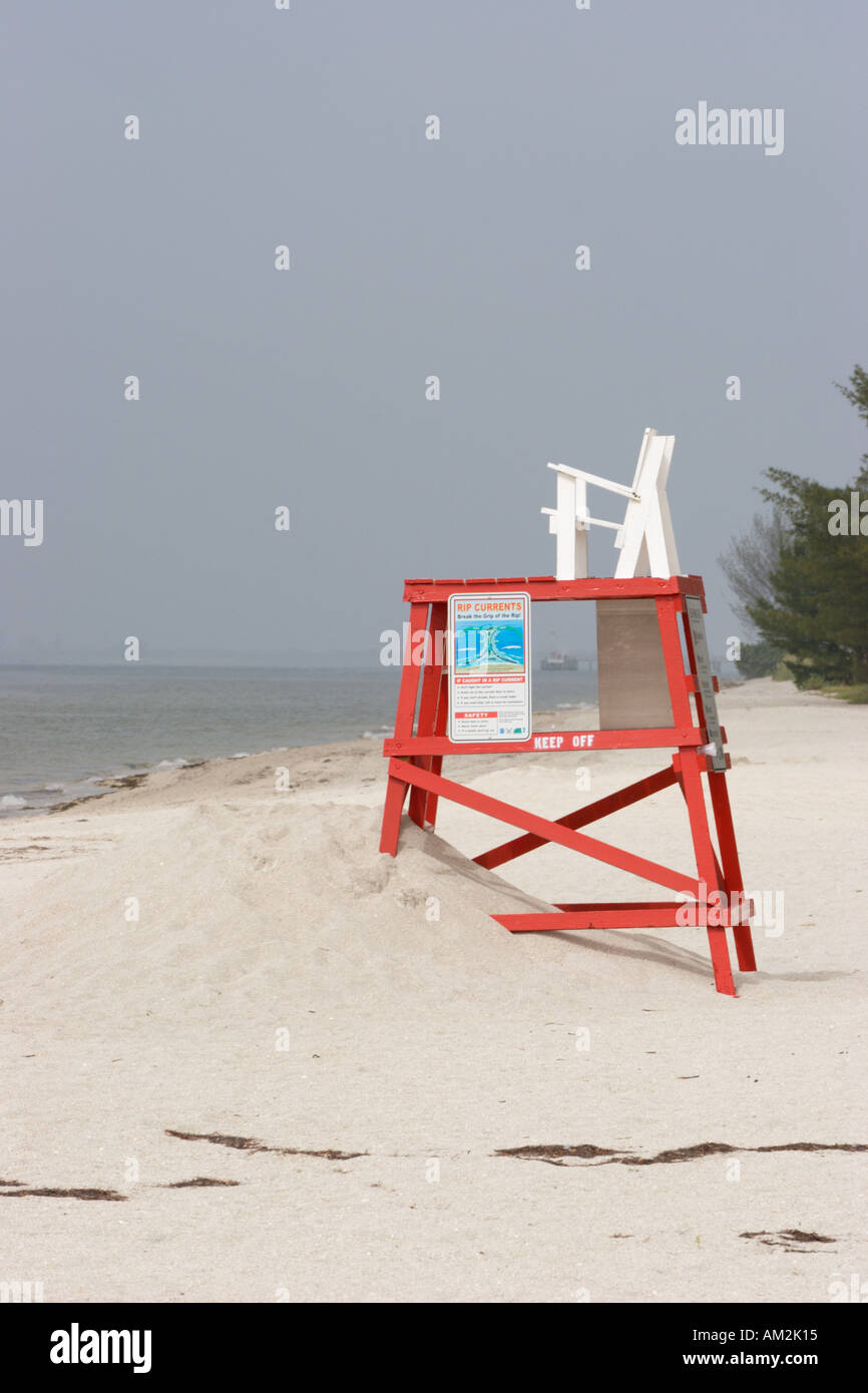 Lifeguard station sur plage à Ft De Soto Park en Floride USA Banque D'Images