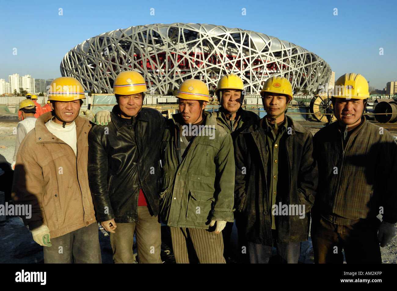 Les travailleurs chinois sur le site de construction du Stade national connu sous le nom de nid d'oiseau pour les Jeux Olympiques de 2008 29 Nov 2007 Banque D'Images Les travailleurs chinois sur le site de construction du Stade national connu sous le nom de nid d'oiseau pour les Jeux Olympiques de 2008 29 Nov 2007 Banque D'Images
