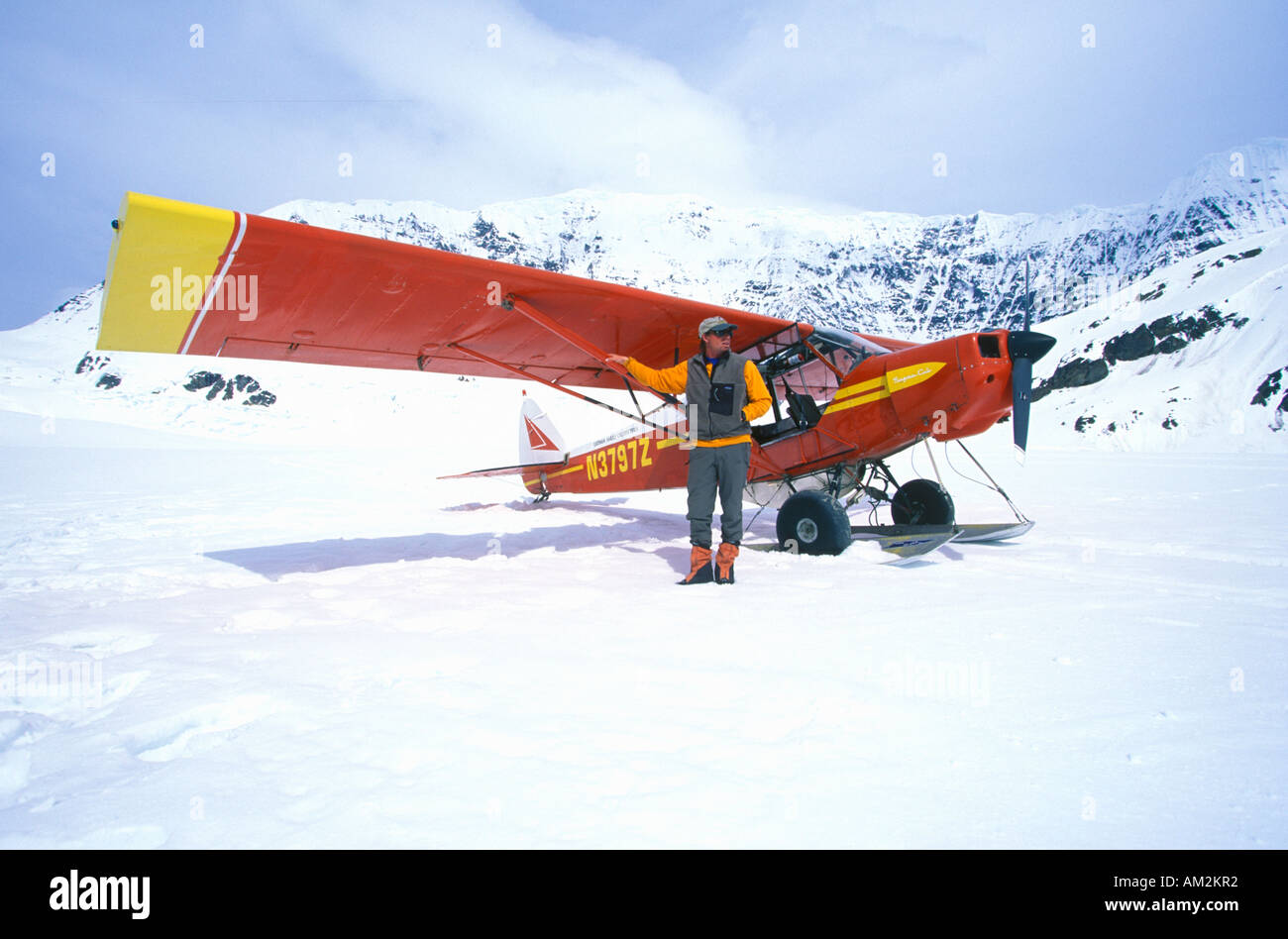 Un cornemuseur Bush avion dans le parc national Wrangell St Elias et préserver l'Alaska Banque D'Images