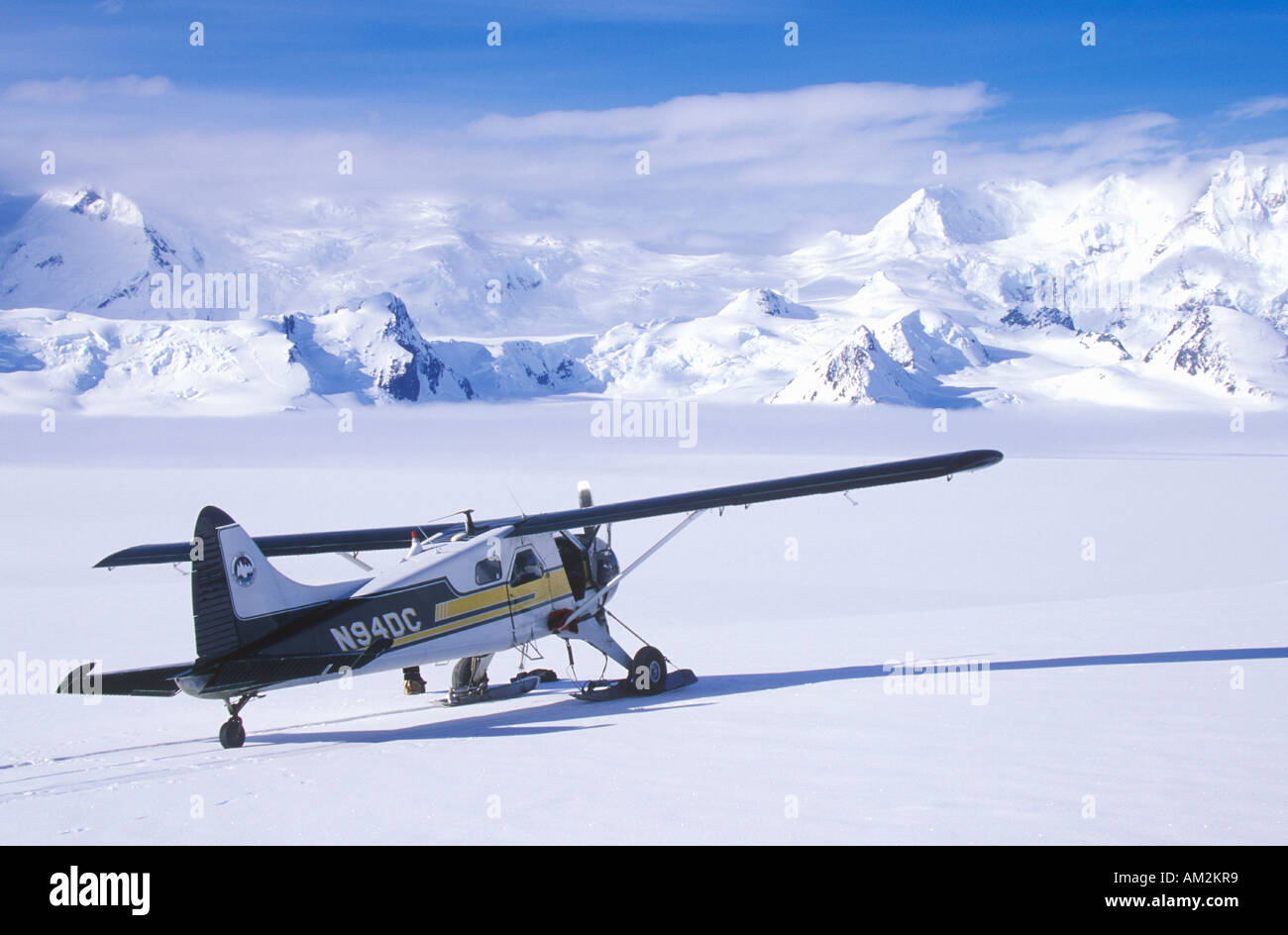 Un cornemuseur Bush avion dans le parc national Wrangell St Elias et préserver l'Alaska Banque D'Images