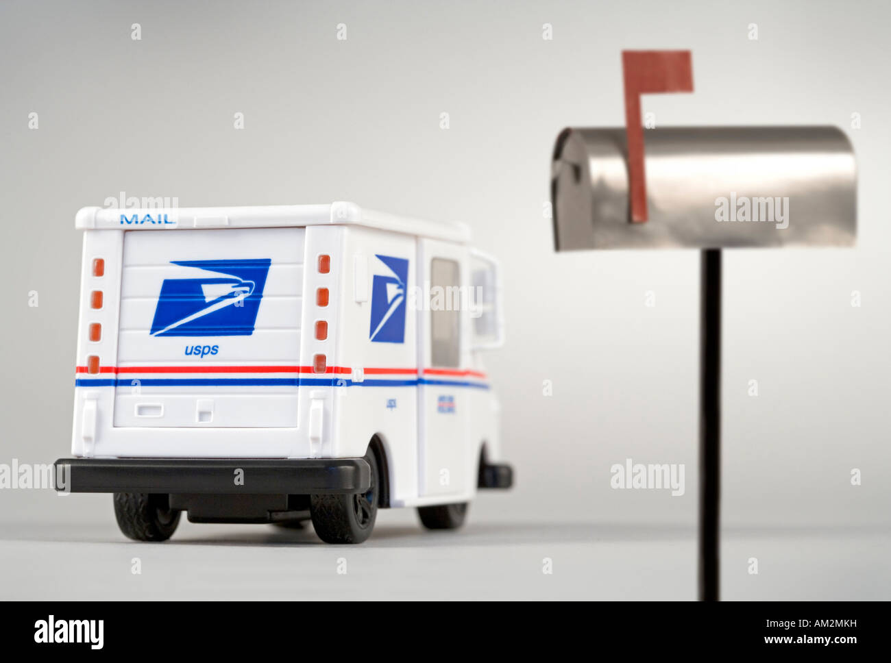 Jouet camion postal et une boîte aux lettres avec son drapeau rouge jusqu' Banque D'Images