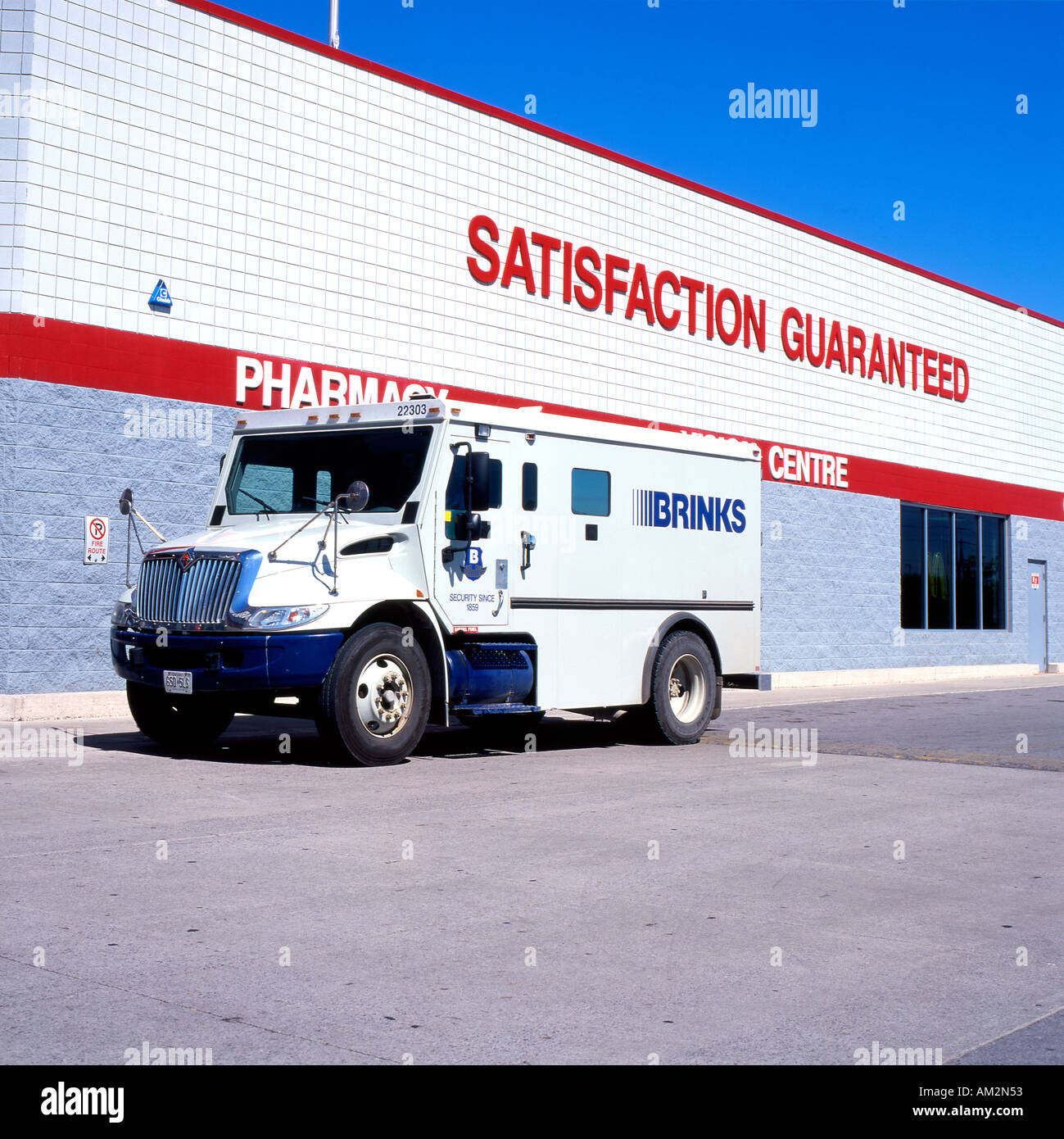Un camion de la Brinks Security à l'extérieur de magasin Walmart avec panneau disant Garantie de satisfaction, en Amérique du Nord. Banque D'Images