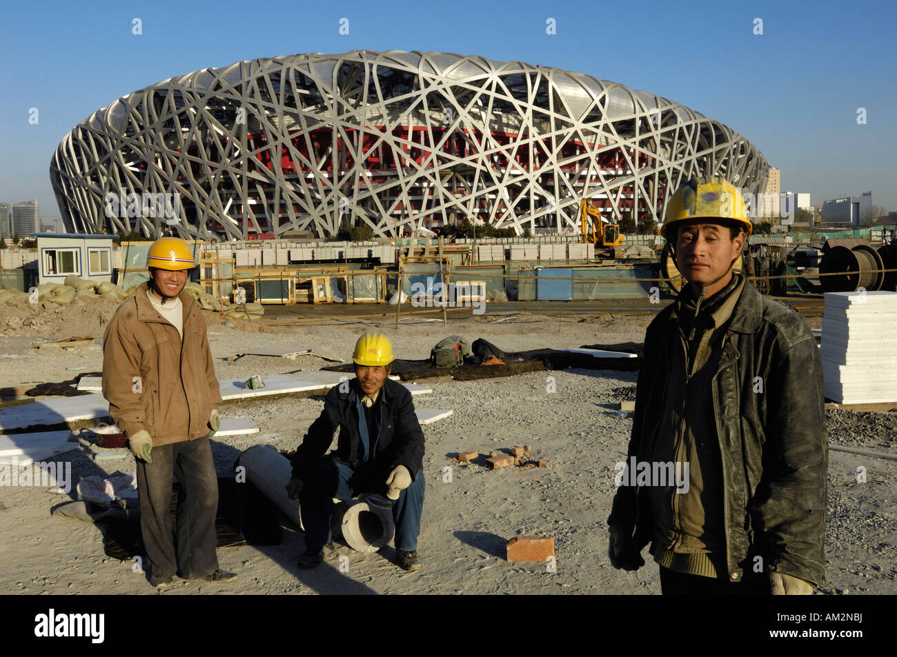 Les travailleurs chinois sur le site de construction du Stade national connu sous le nom de nid d'oiseau pour les Jeux Olympiques de 2008 29 Nov 2007 Banque D'Images Les travailleurs chinois sur le site de construction du Stade national connu sous le nom de nid d'oiseau pour les Jeux Olympiques de 2008 29 Nov 2007 Banque D'Images