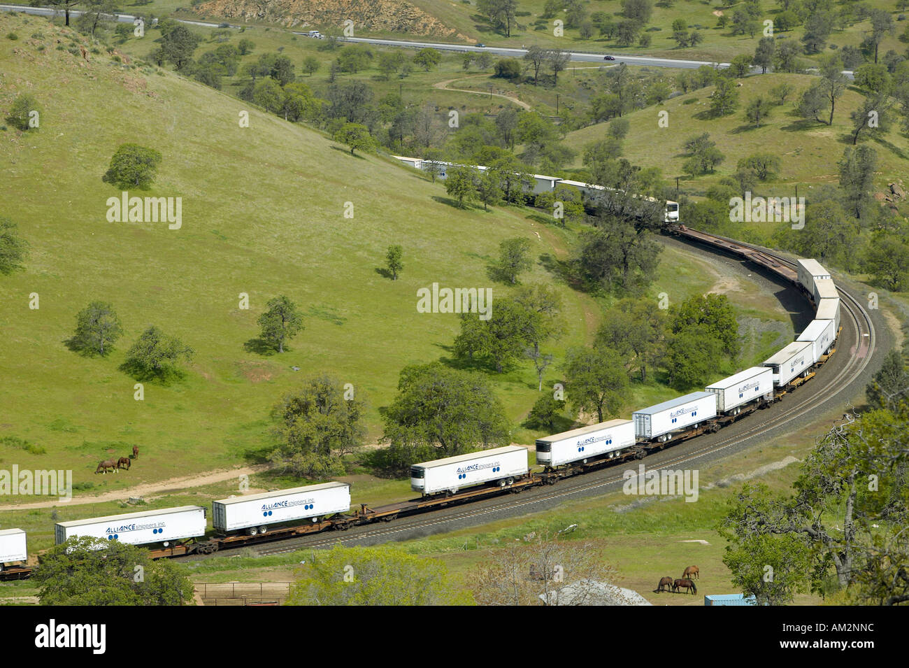Le train de Tehachapi Loop près de Tehachapi en Californie, se trouve à l'emplacement exceptionnel et historique de la Southern Pacific Railroad où le fret Banque D'Images