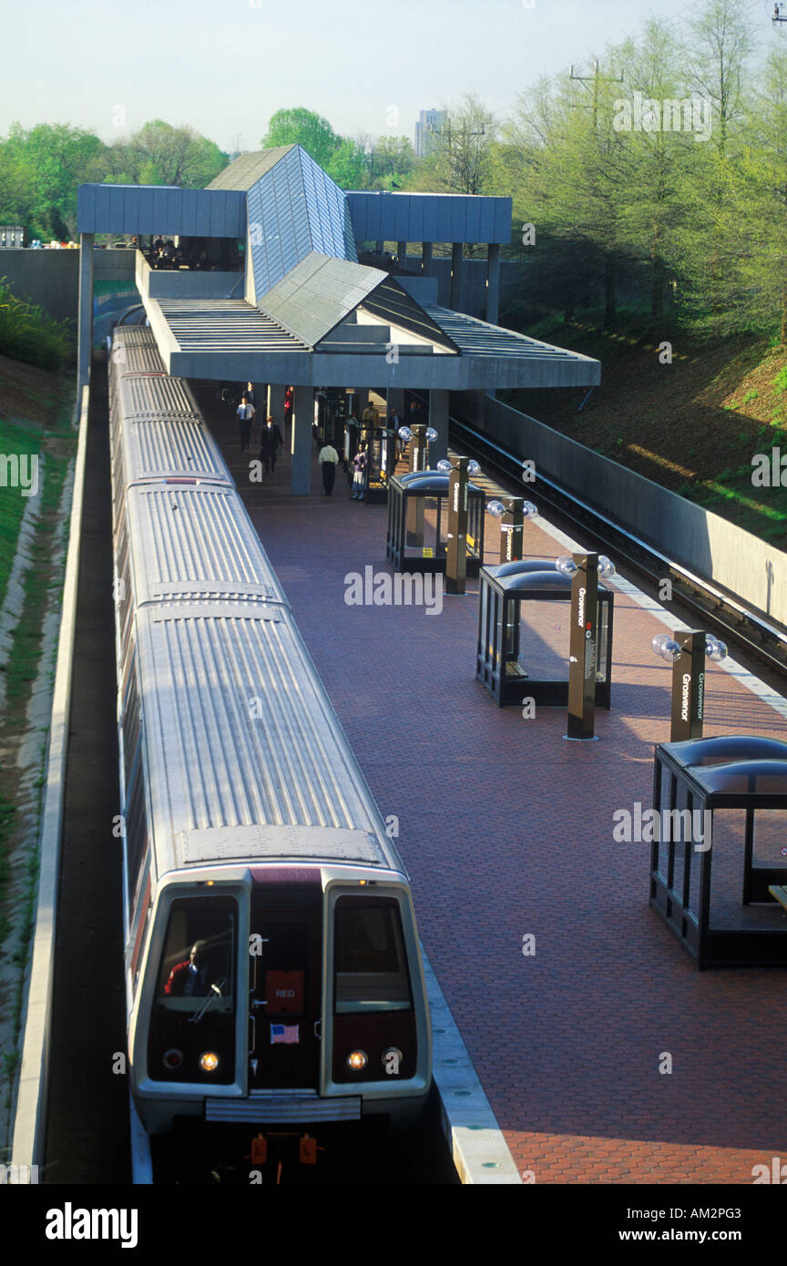 L'heure de pointe sur la ligne de métro une rame de métro quitte la station Grosvenor à Rockville au Maryland Banque D'Images