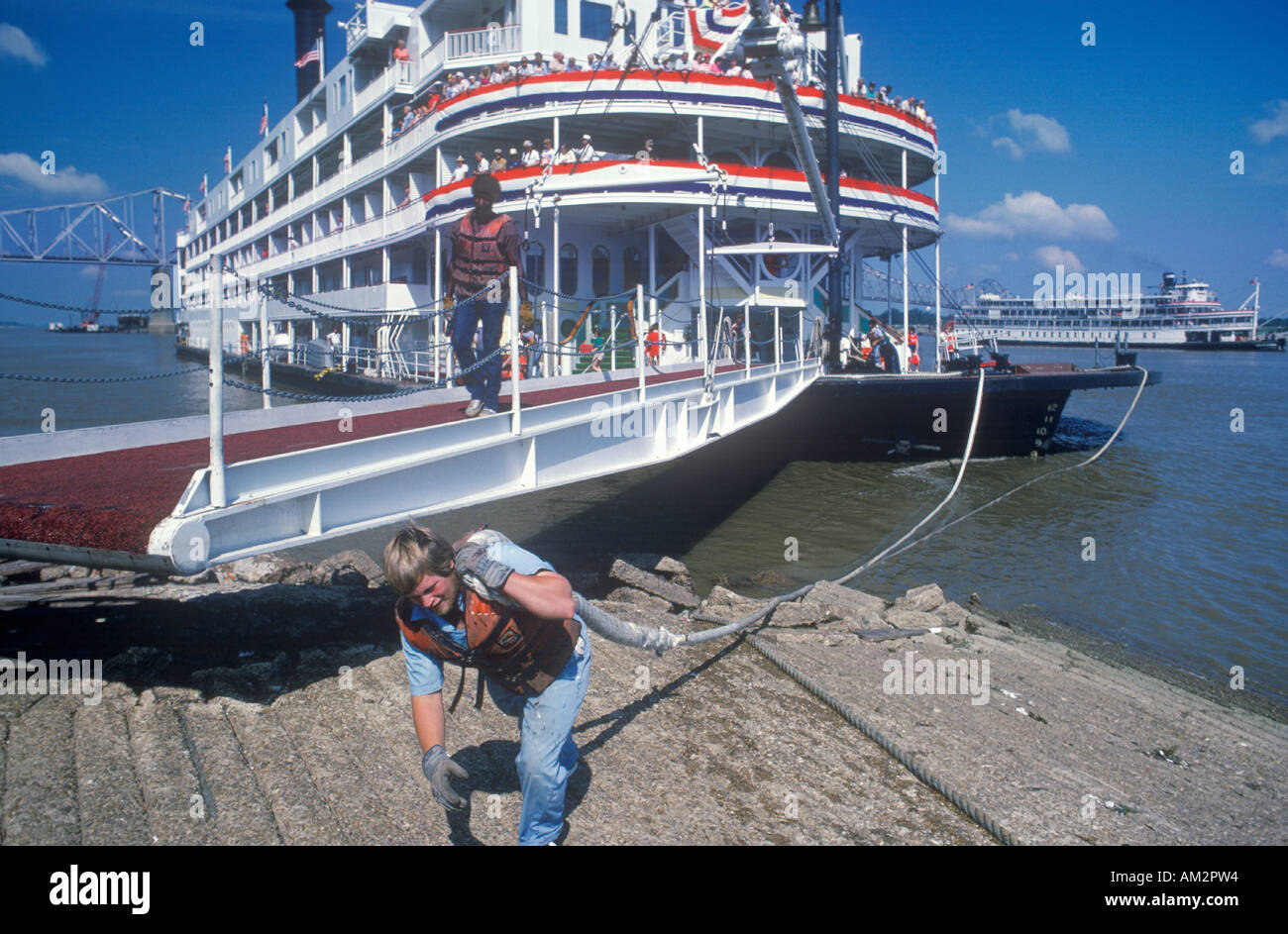 Un membre de l'équipe travaillant sur le Delta Queen river boat une relique de l'ère des bateaux à vapeur du xixe siècle Banque D'Images