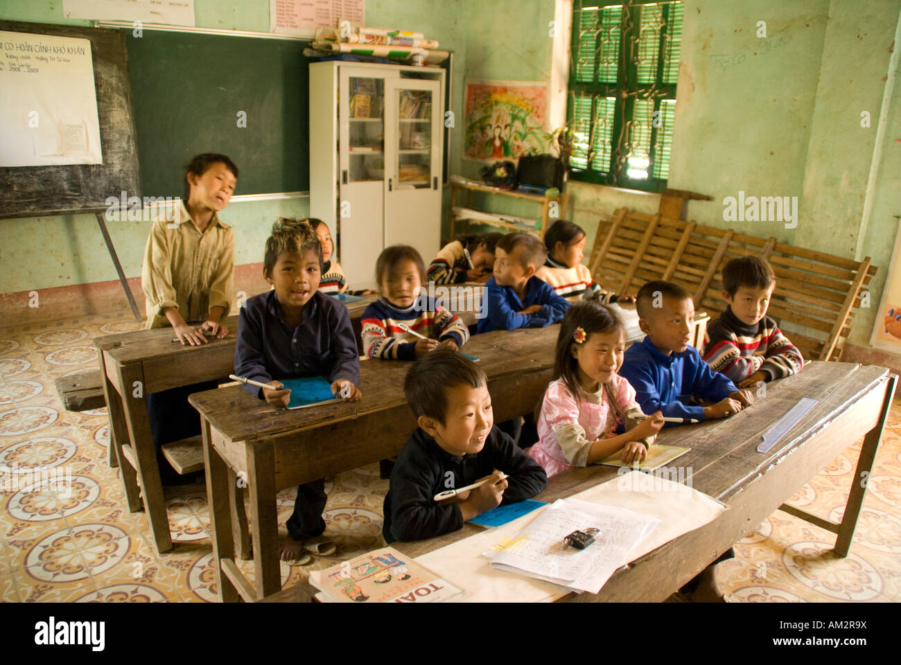 Les élèves du primaire dans les régions rurales pauvres école près de Sa Pa dans la région des tribus des collines du nord du Vietnam Banque D'Images