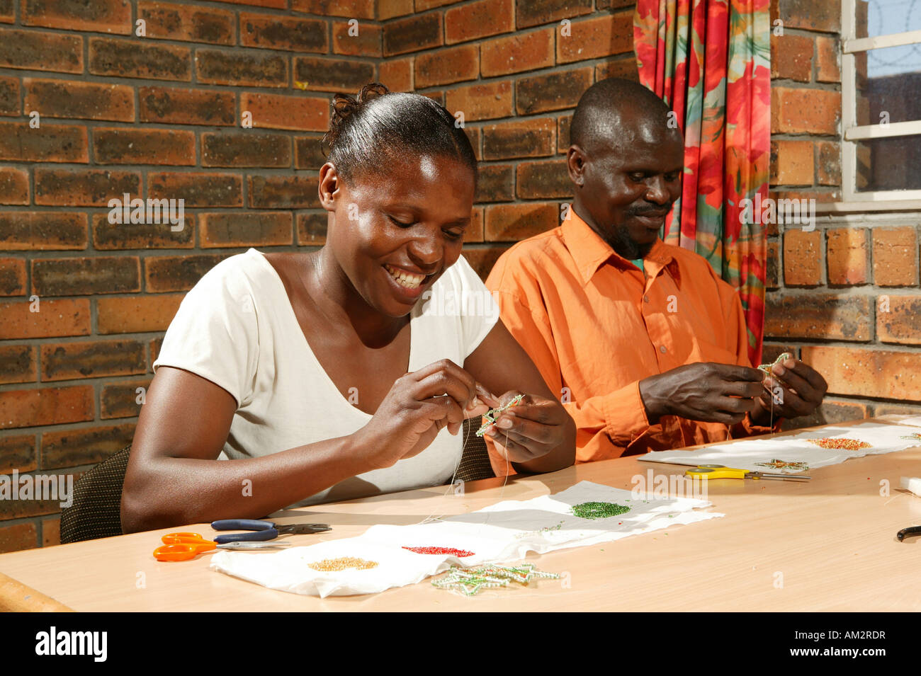 Brodeuses de perles produisant des décorations de Noël, Cape Town, Afrique du Sud Banque D'Images