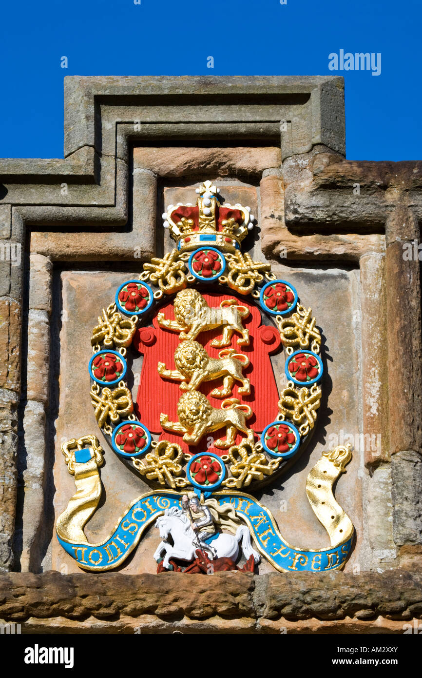 L'un des quatre emblèmes Armoiries royales au-dessus de l'entrée de Linlithgow palace Ecosse Banque D'Images