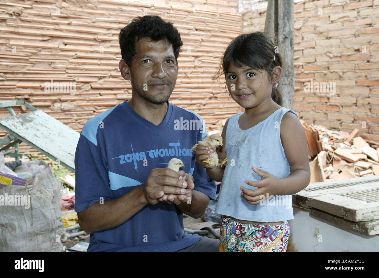 Les Guarani père et fille avec jeune dans sa main, dans la région pauvre de Chacarita, Asunción, Paraguay, Amérique du Sud Banque D'Images