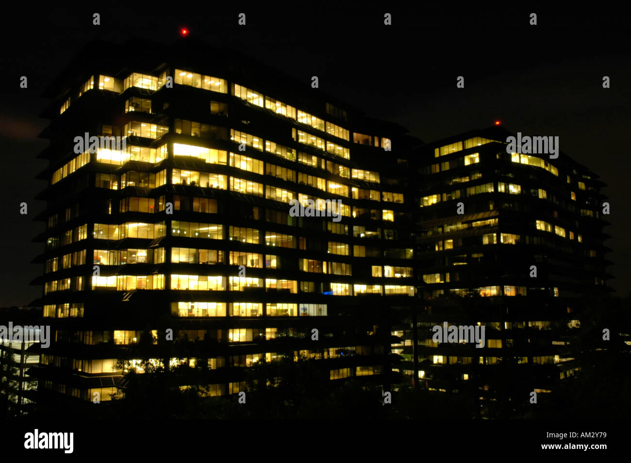 Vue De Nuit Les Lumieres D Un Immeuble De Bureaux Moderne De Haute Elevation Dans La Banlieue D Atlanta En Georgie Aux Etats Unis Photo Stock Alamy Vue De Nuit Les Lumieres D Un Immeuble De Bureaux Moderne De Haute Elevation Dans La Banlieue D Atlanta En Georgie Aux Etats Unis Photo Stock Alamy