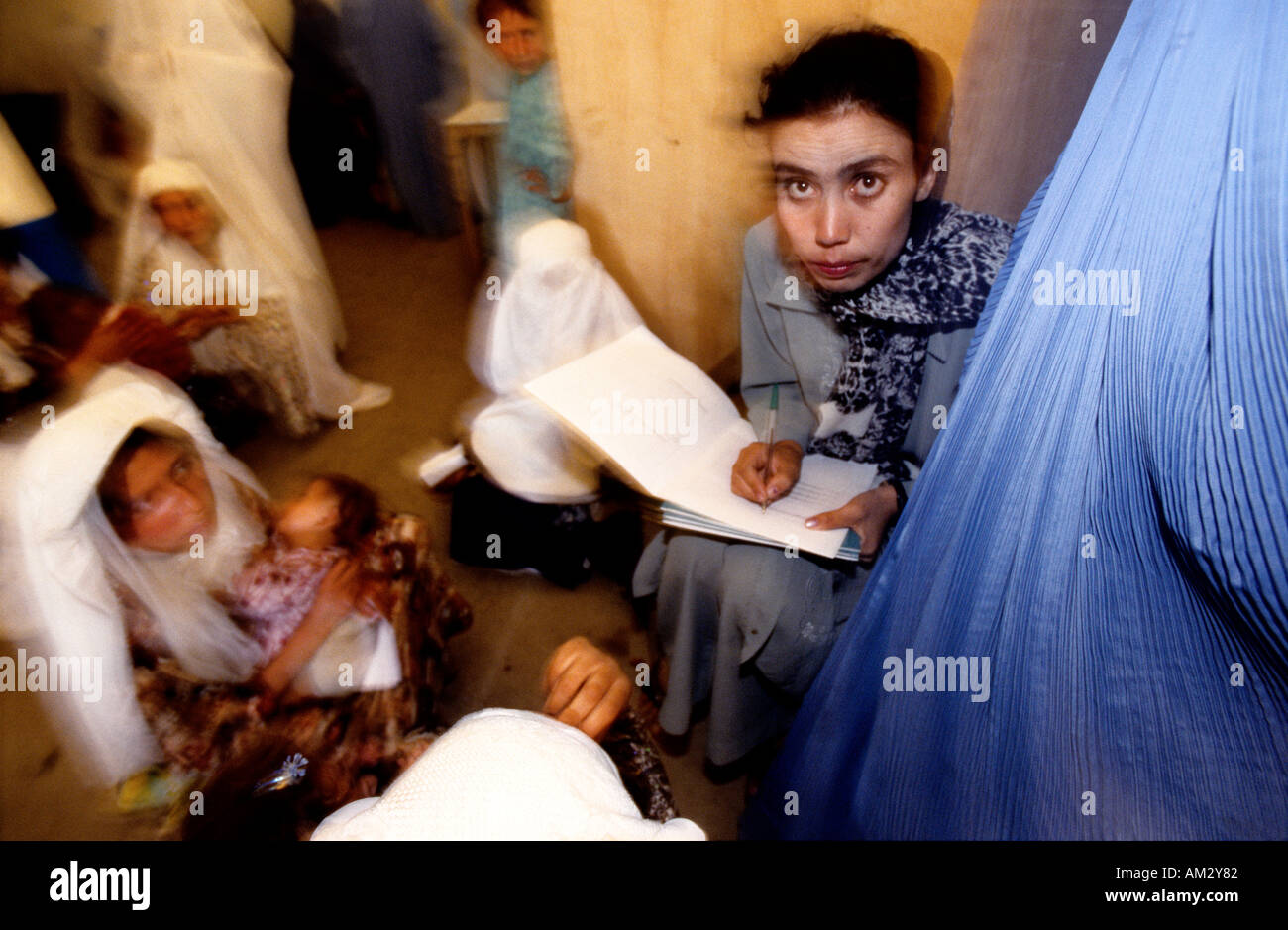 Clinique de vaccination LISTE D'ATTENTE DE L'HÔPITAL BAHARAK 28 juillet 2005 dans le couloir d'attente les mères pour leurs enfants de se faire vacciner Banque D'Images