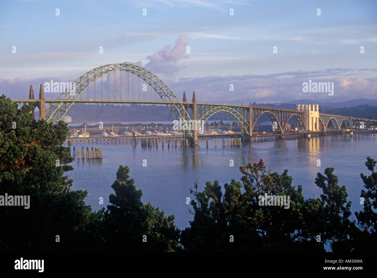 Le Yaquina Bay Bridge à Newport Oregon Banque D'Images
