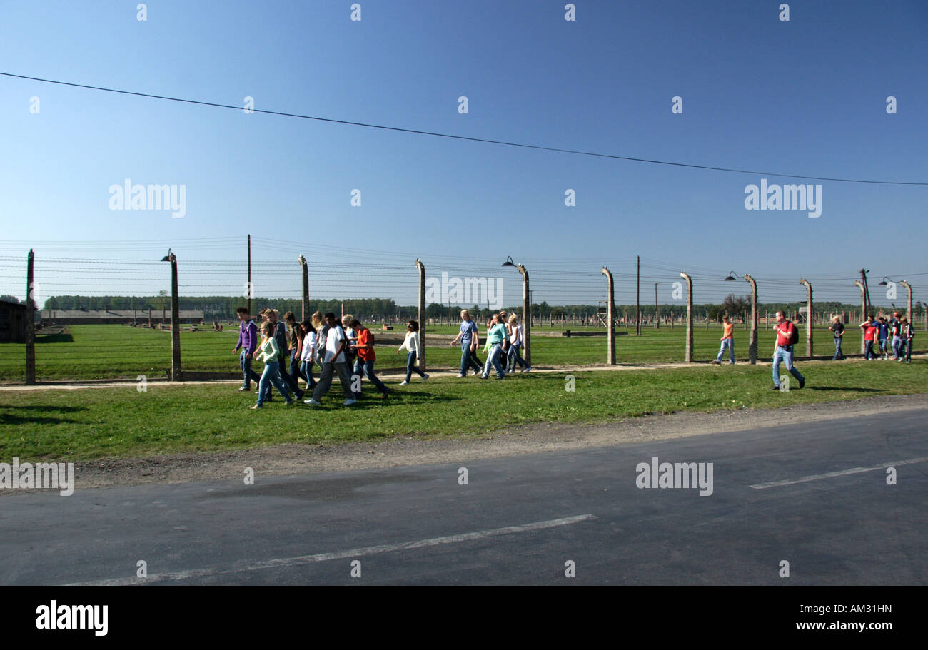 Les enfants quittent l'école Birkenau, Auschwitz II suite à une visite éducative à l'ancien camp de la mort nazi à Oswiecim, Pologne. Banque D'Images