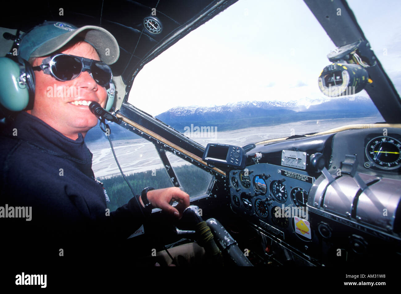 Un pilote de brousse dans un avion du scoutisme en Alaska Banque D'Images