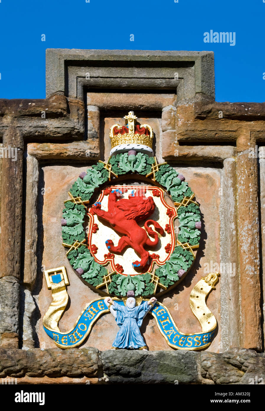 Ce bras royal écossais peint de couleurs vives, est sur le mur au-dessus de l'entrée de Linlithgow Palace. Banque D'Images