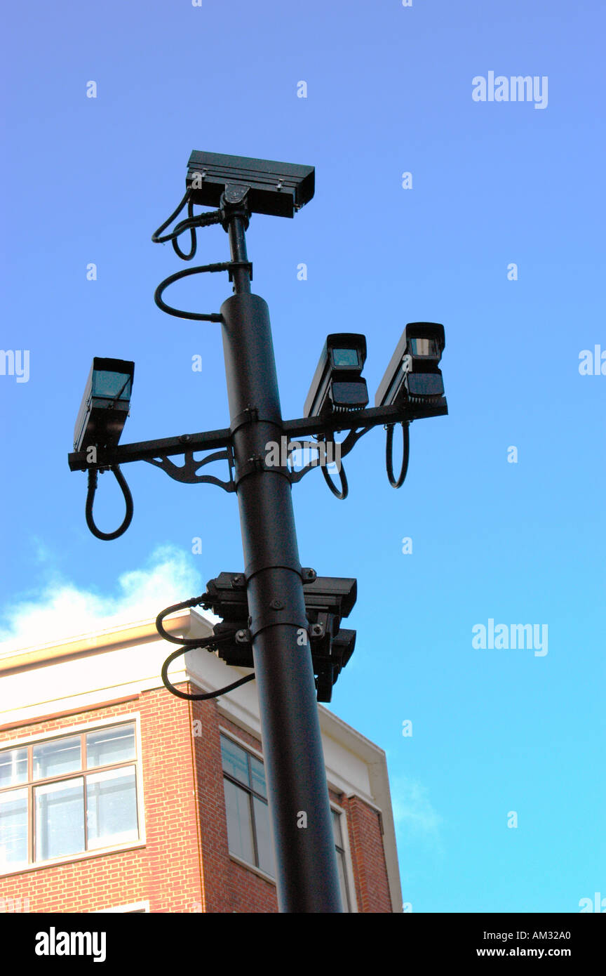 Regardez l'enregistrement des caméras de surveillance du trafic des plaques minéralogiques pour vérifier les dossiers de paiement Banque D'Images