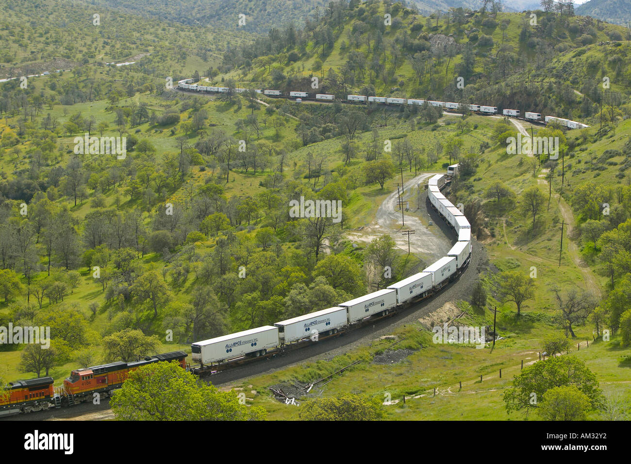 Le train de Tehachapi Loop près de Tehachapi en Californie, se trouve à l'emplacement exceptionnel et historique de la Southern Pacific Railroad où le fret Banque D'Images