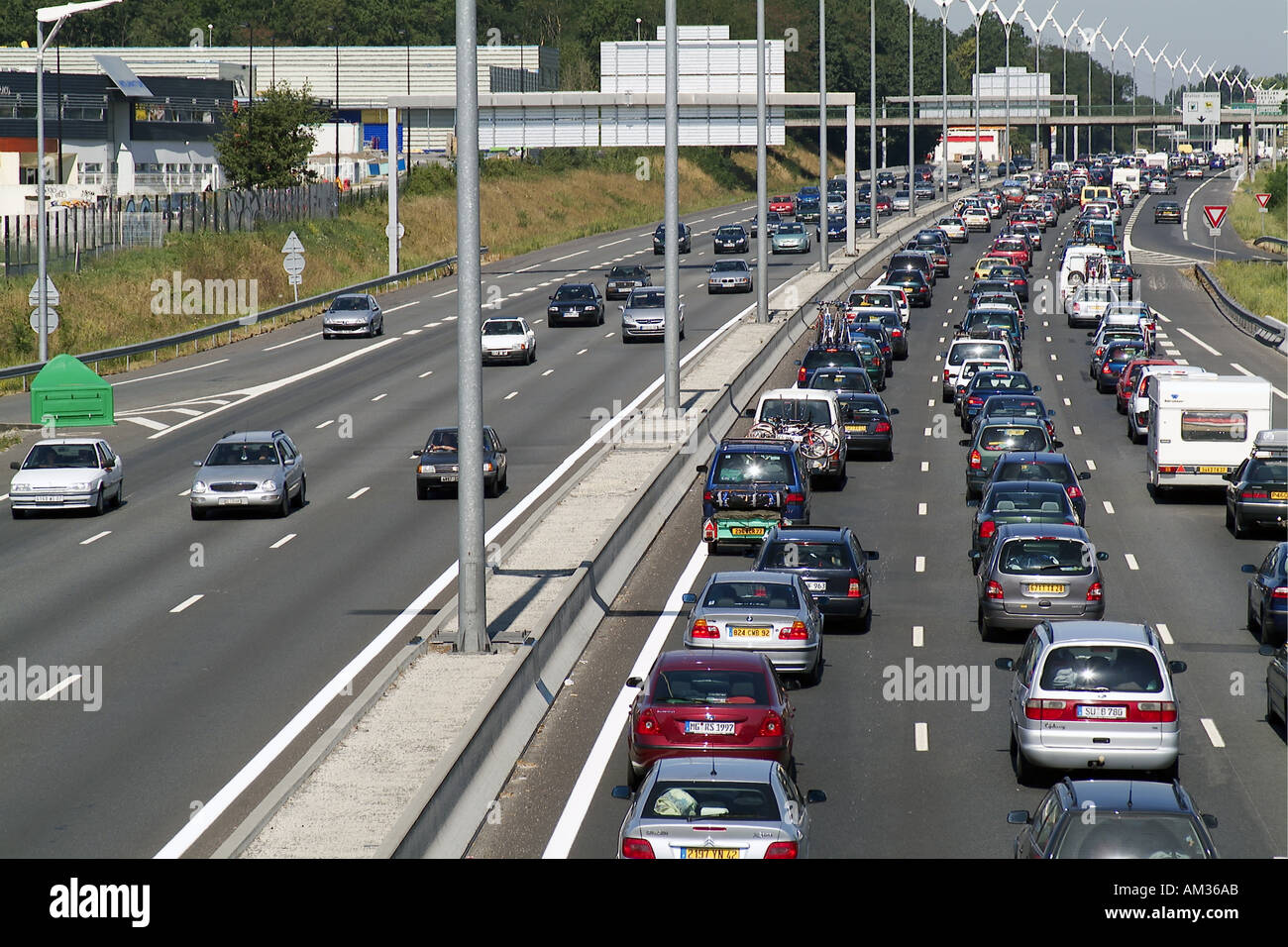 Gros embouteillage sur l'autoroute A69 / Autoroute vers le sud pendant un jour férié d'août, Talence, Bordeaux, France. Banque D'Images