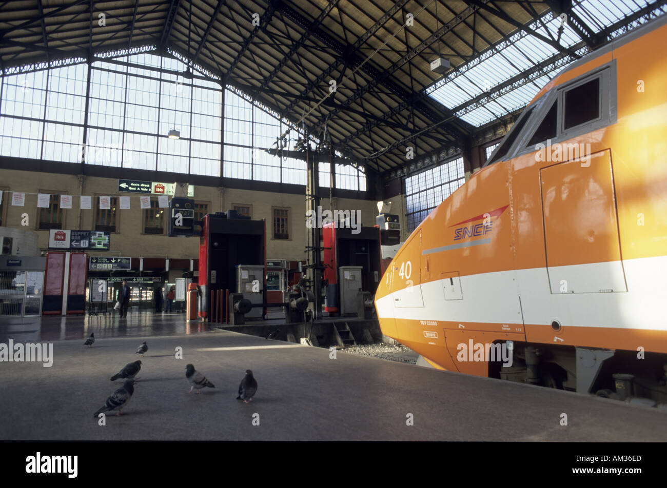 France La gare de Marseille Saint-Charles avec le TGV s'est arrêté à la gare vide sur un jour de grève en 1995 Banque D'Images