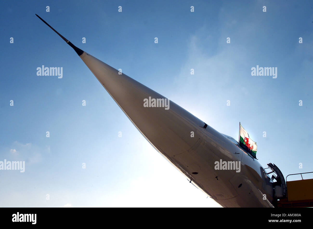 Concorde avec drapeau gallois de l'aéroport international de Cardiff Rhoose Vale of Glamorgan South Glamorgan Wales UK HJ Banque D'Images