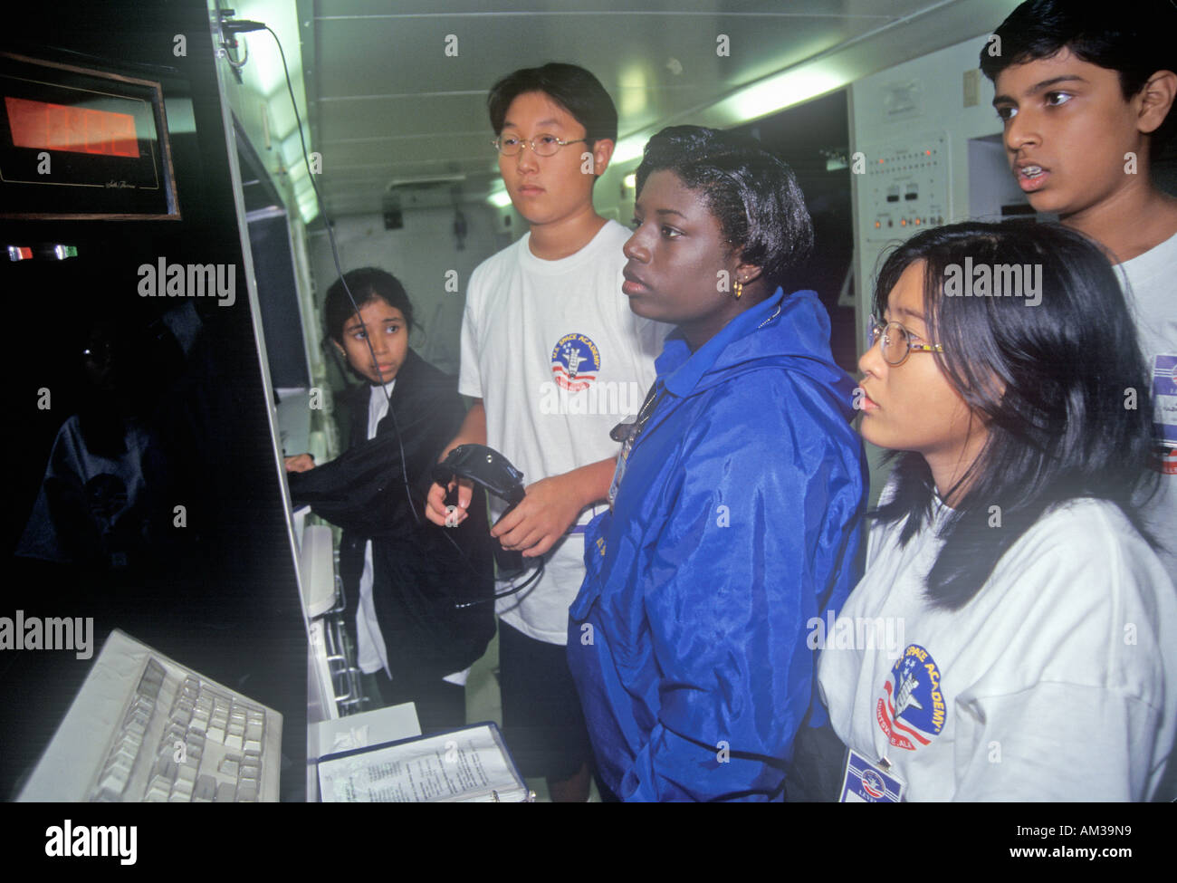 Enfants à la navette spatiale d'afficher au Camp spatial George C. Marshall Space Flight Center de Huntsville AL Banque D'Images