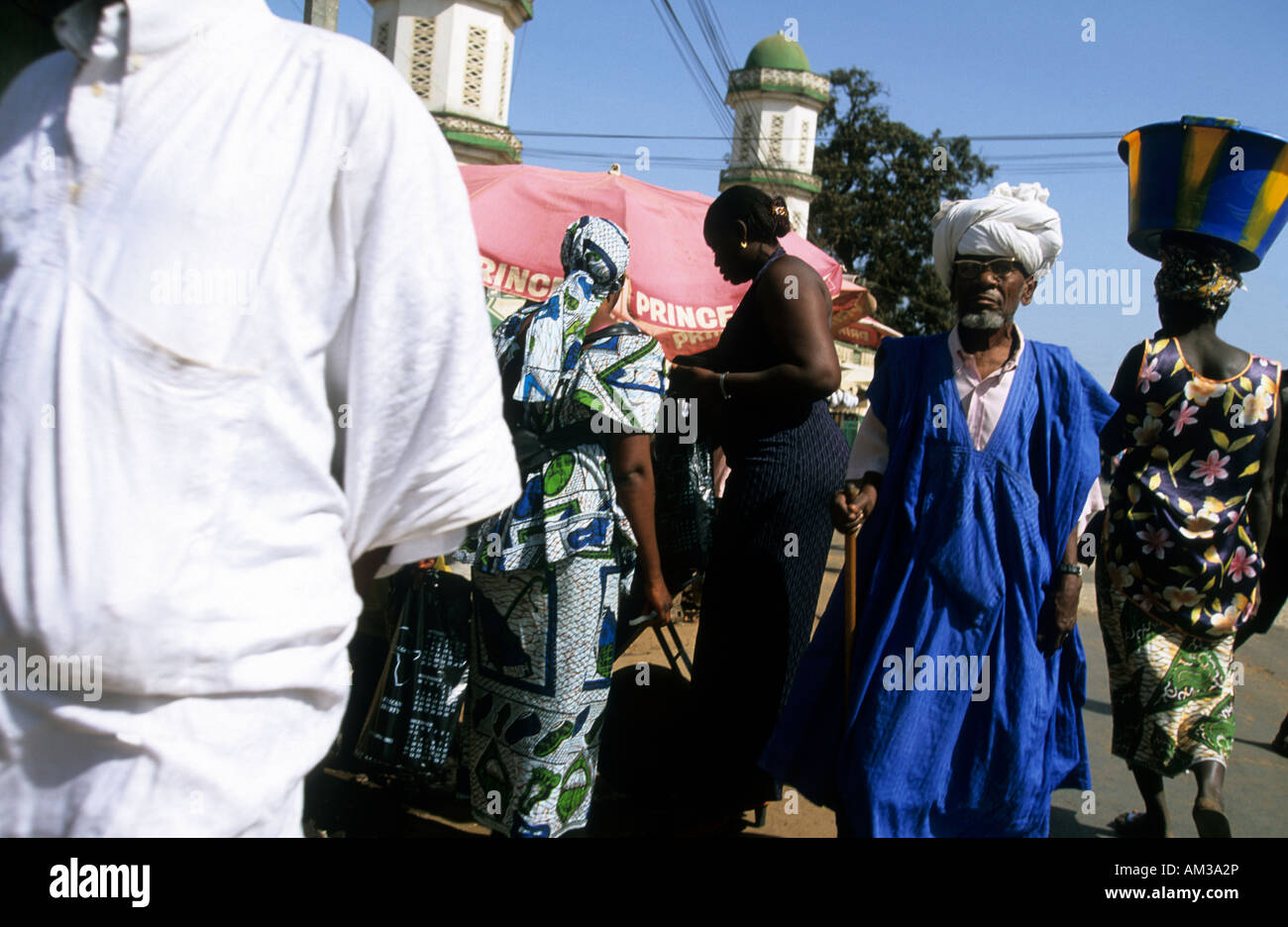 L'Afrique de l'ouest Gambie Banjul une scène de rue animée Banque D'Images