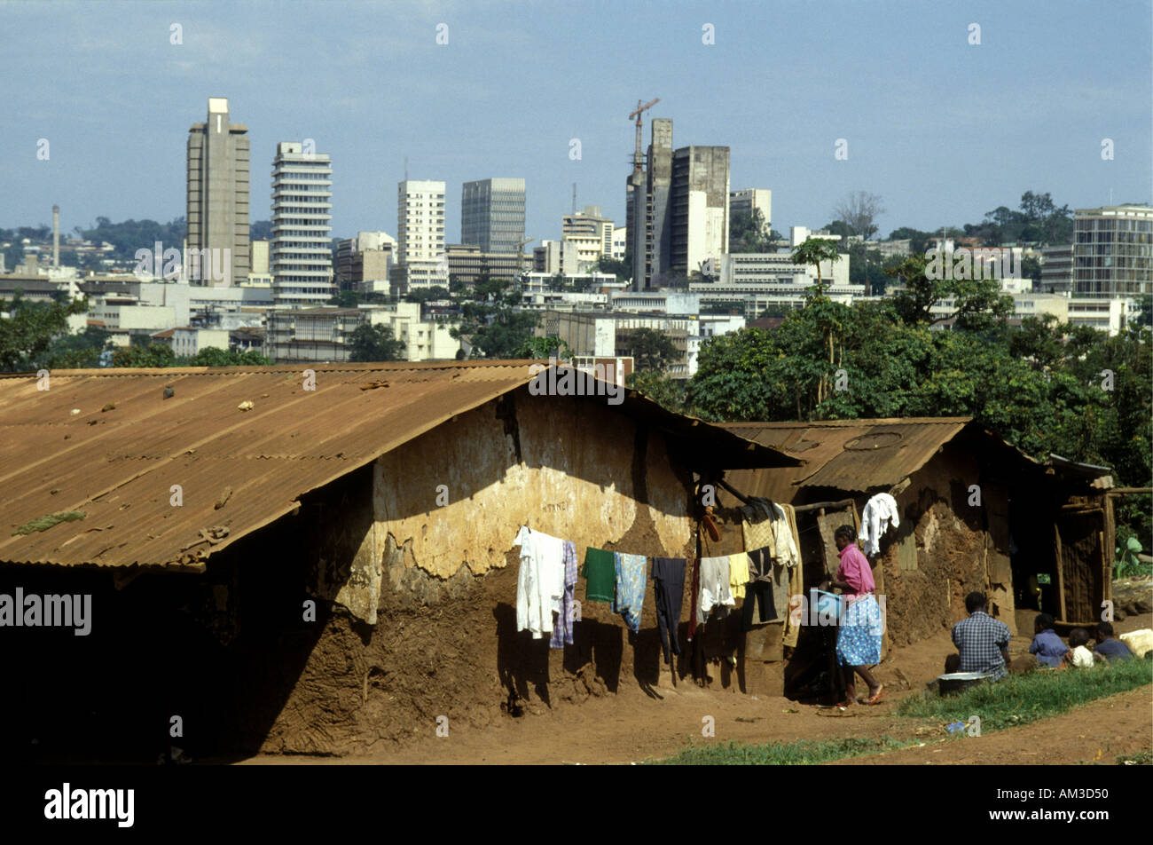 Maisons de bidonvilles en vue de la grande hauteur des immeubles modernes dans le centre de Kampala, capitale de l'Ouganda Afrique de l'Est Banque D'Images