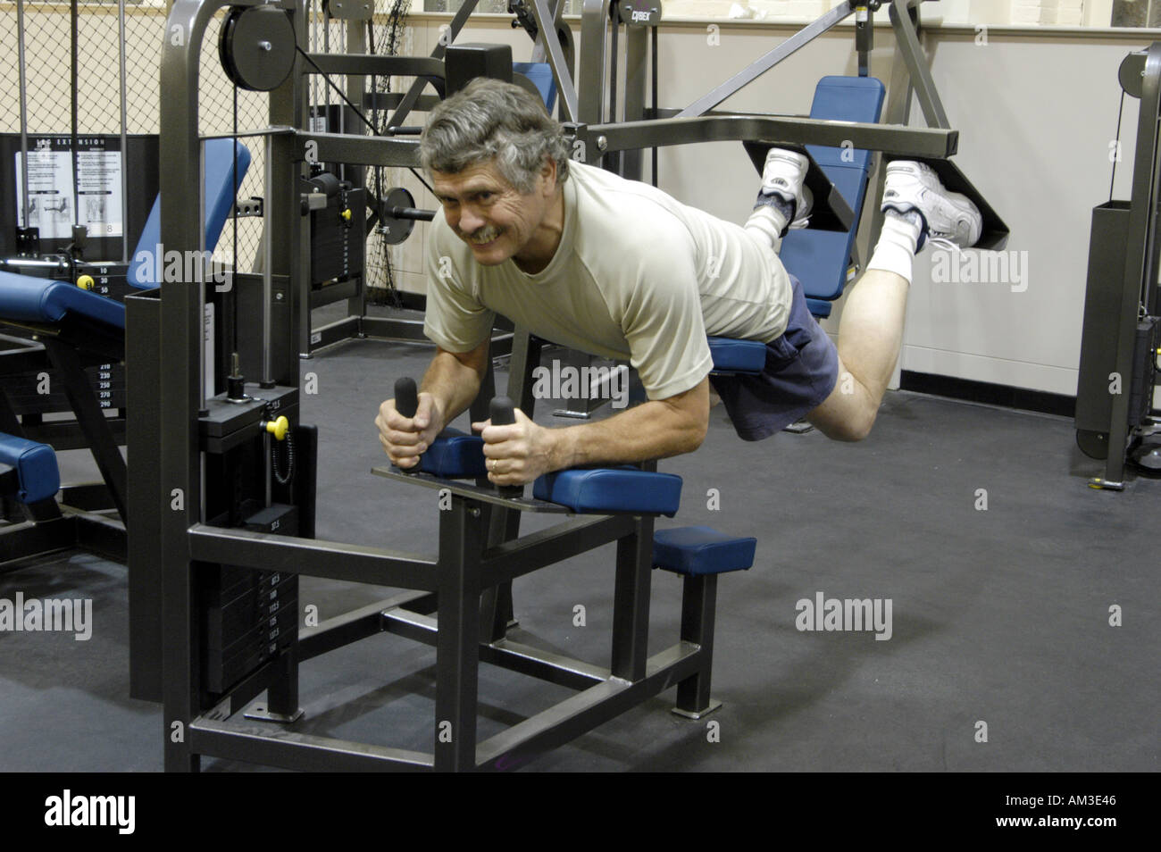 Homme plus âgé l'exercice avec la machine leg curl Photo Stock - Alamy