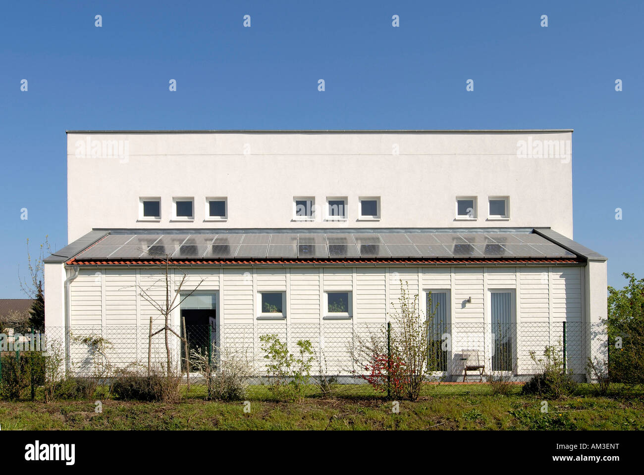 Bâtiment moderne avec toit solaire Banque D'Images