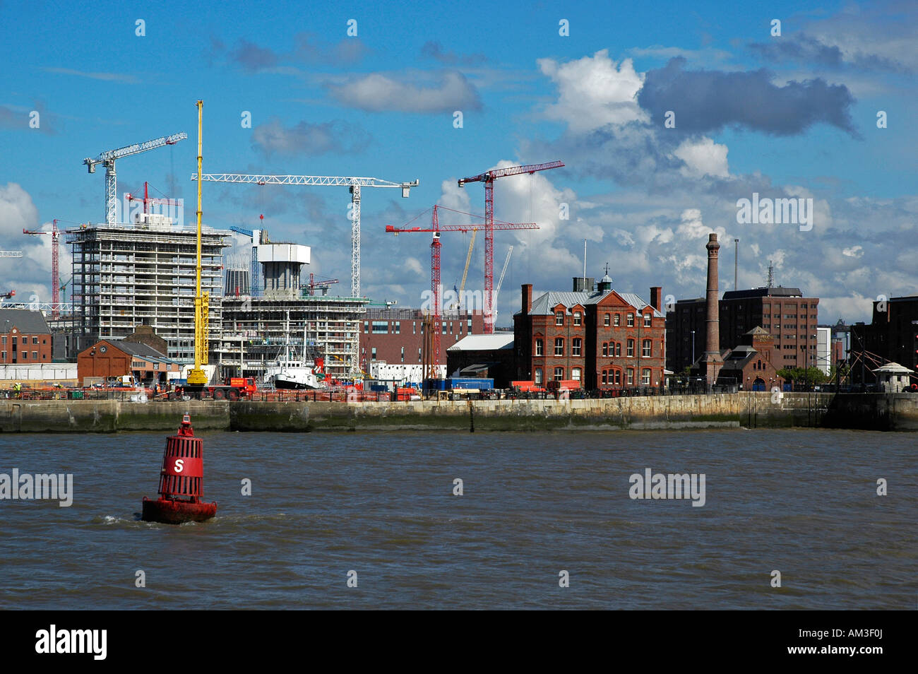 Les bâtiments du front de mer vue de la Mersey ferry, Liverpool, Angleterre Banque D'Images