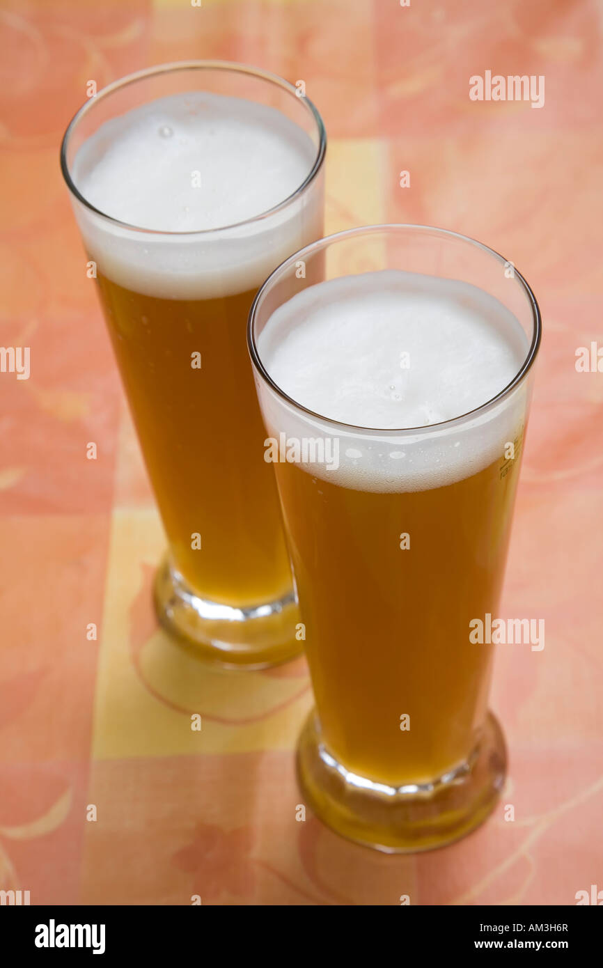 Deux verres d'un demi-litre de bière lager Allemagne Photo Stock - Alamy