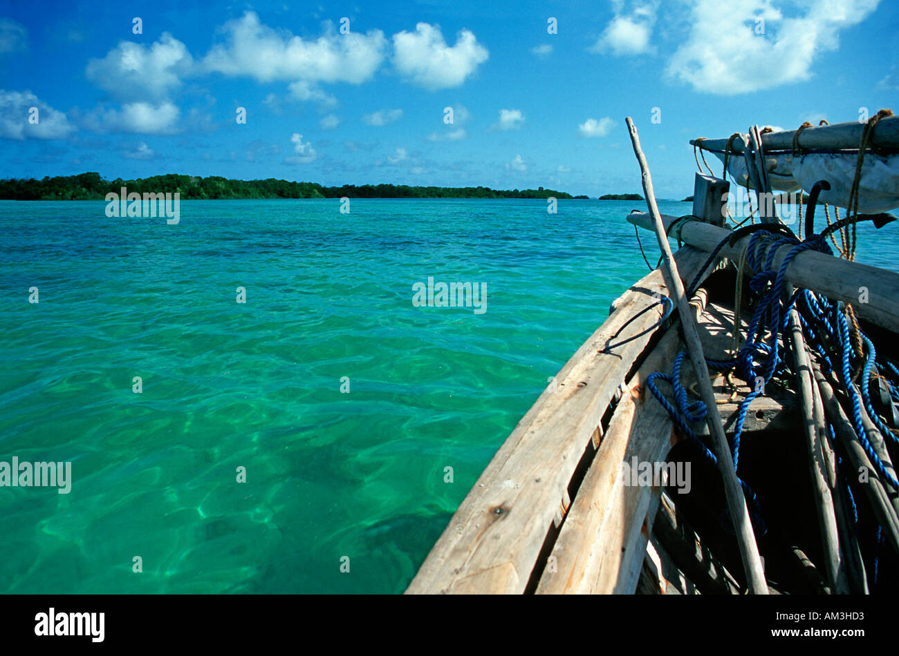 Emerald de l'eau d'un bateau au large de la côte de l'île de Joani Joani abrite le port de commerce arabe abandonné de Kua Mafia Tanzanie Banque D'Images