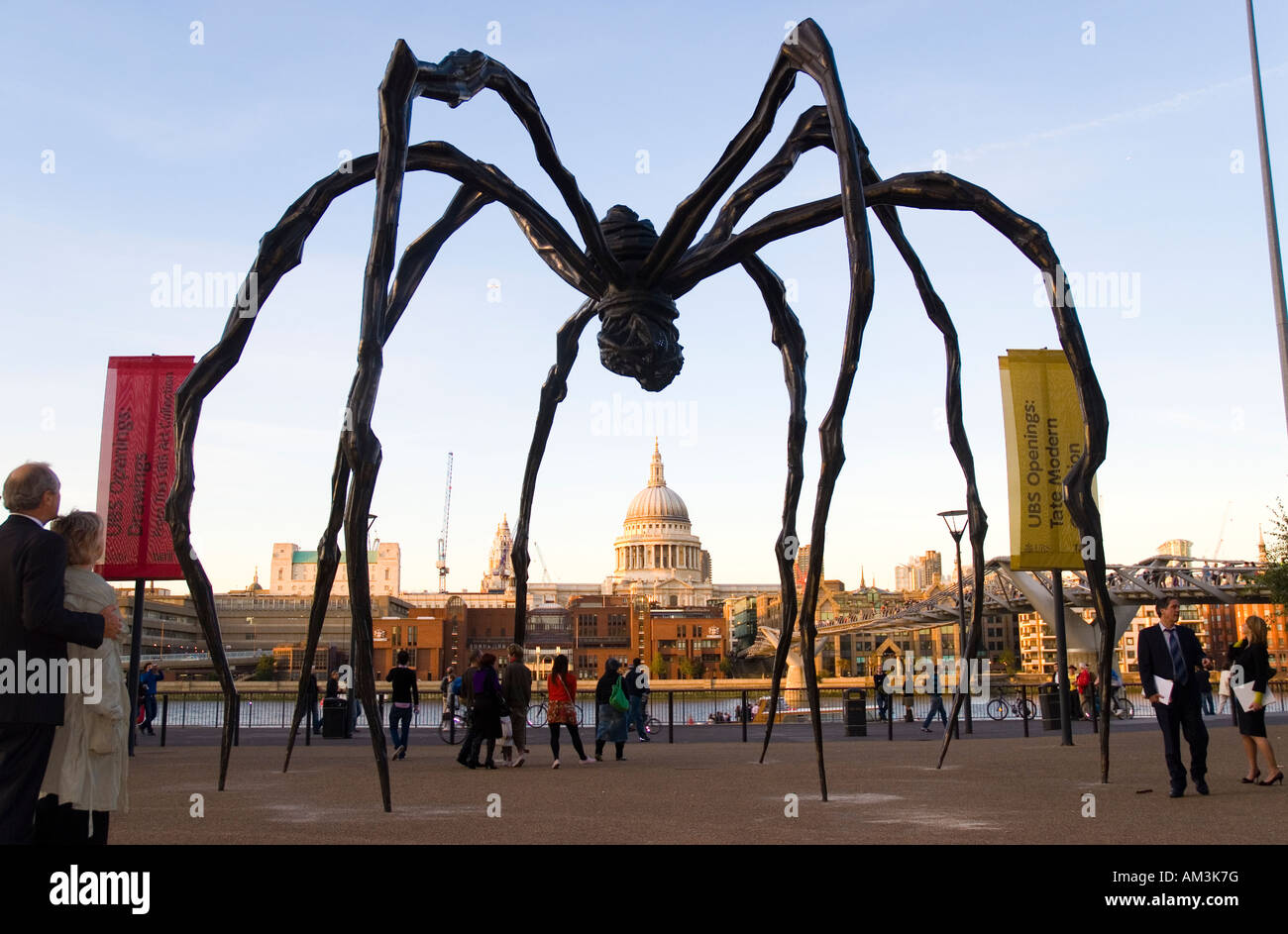 Sculpture d'Araignée de Louise Bourgeois à la Tate Modern à la recherche de l'autre côté de la Tamise jusqu'à la Cathédrale St Paul Banque D'Images