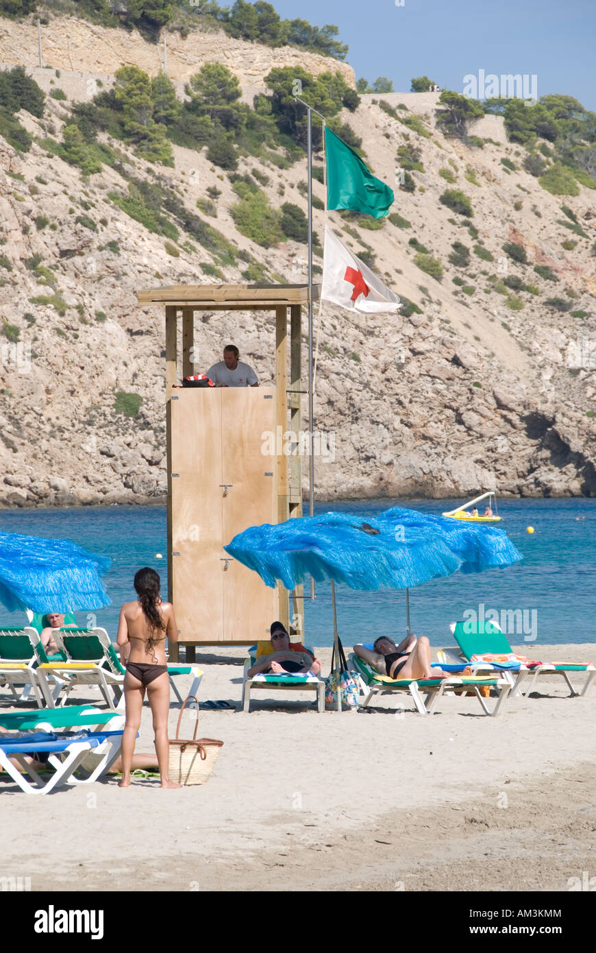 Tour de garde de la vie sur la baie de Cala Llonga, Ibiza Banque D'Images