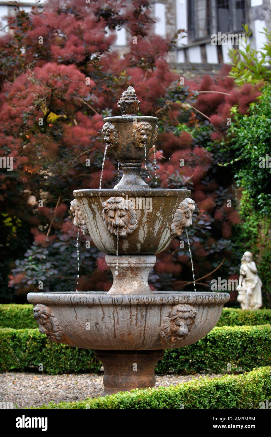 Une fontaine EN PIERRE AVEC LES LIONS SCULPTÉS TÊTES À RUDHALL MANOR PRÈS DE ROSS ON WYE HEREFORDSHIRE UK Banque D'Images