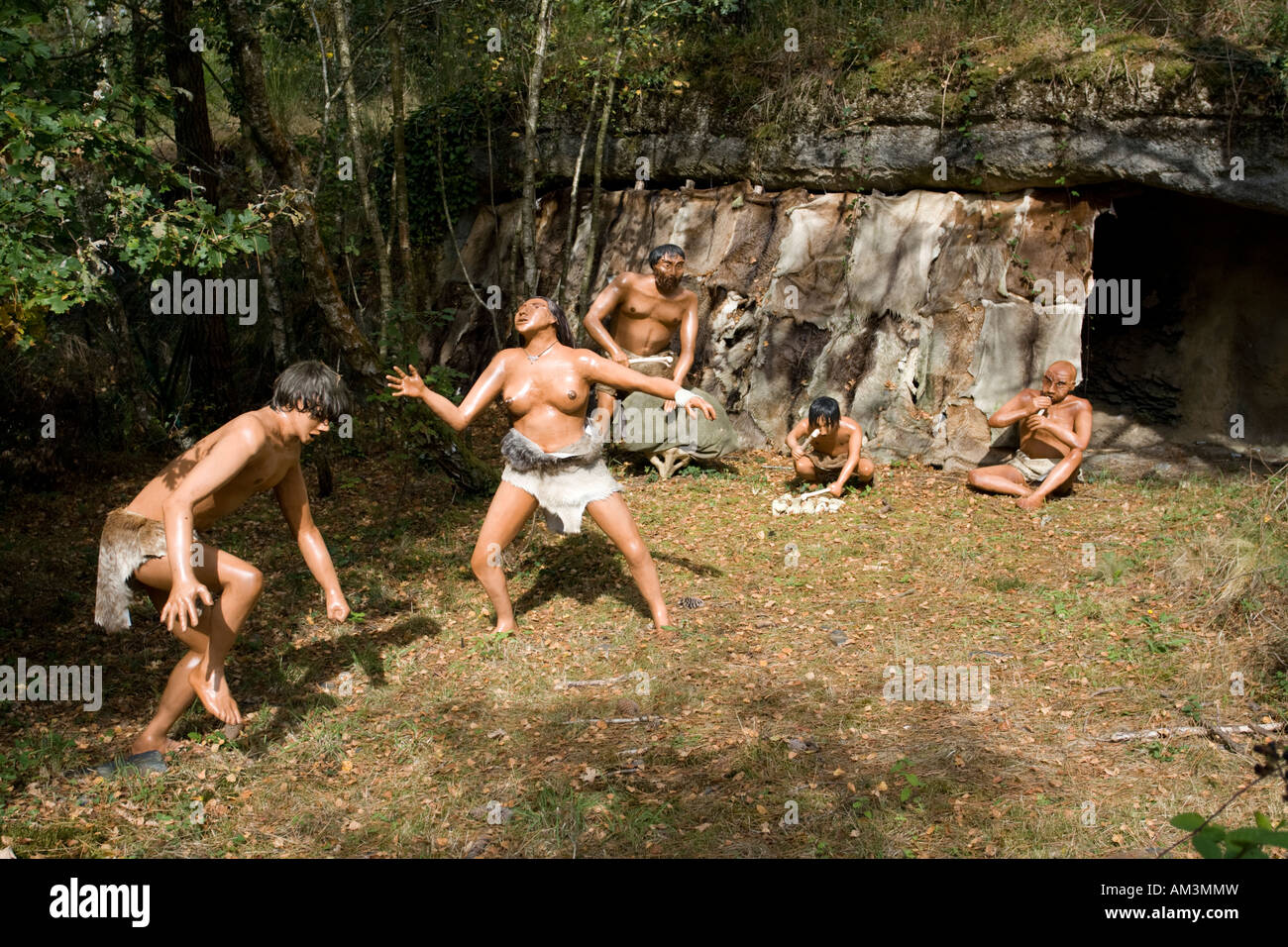 Famille CroMagnon célèbre danse avec la peau est recouverte d'abris et de jouer des instruments de musique primitive Dinosaur Park France Banque D'Images