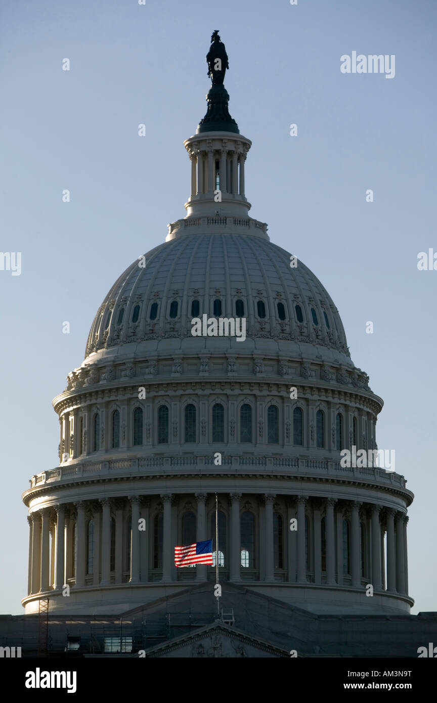 Drapeau américain en berne devant nous dôme du Capitole à Washington DC USA 20 janvier 2007 Banque D'Images