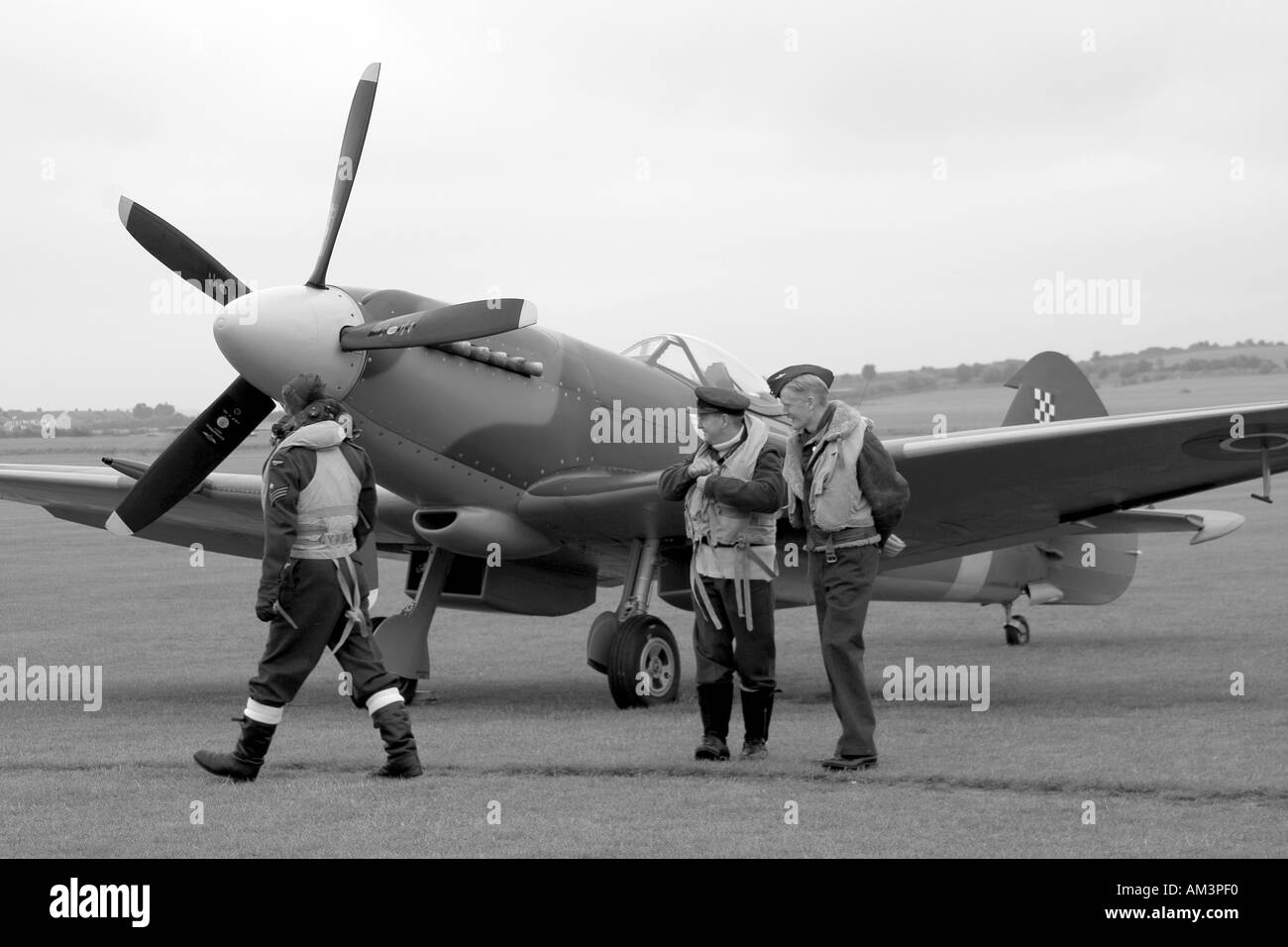 La Seconde Guerre mondiale, deux pilotes de l'équipage et l'adoption de nouveau inspecter leurs Supermarine Spitfire Banque D'Images