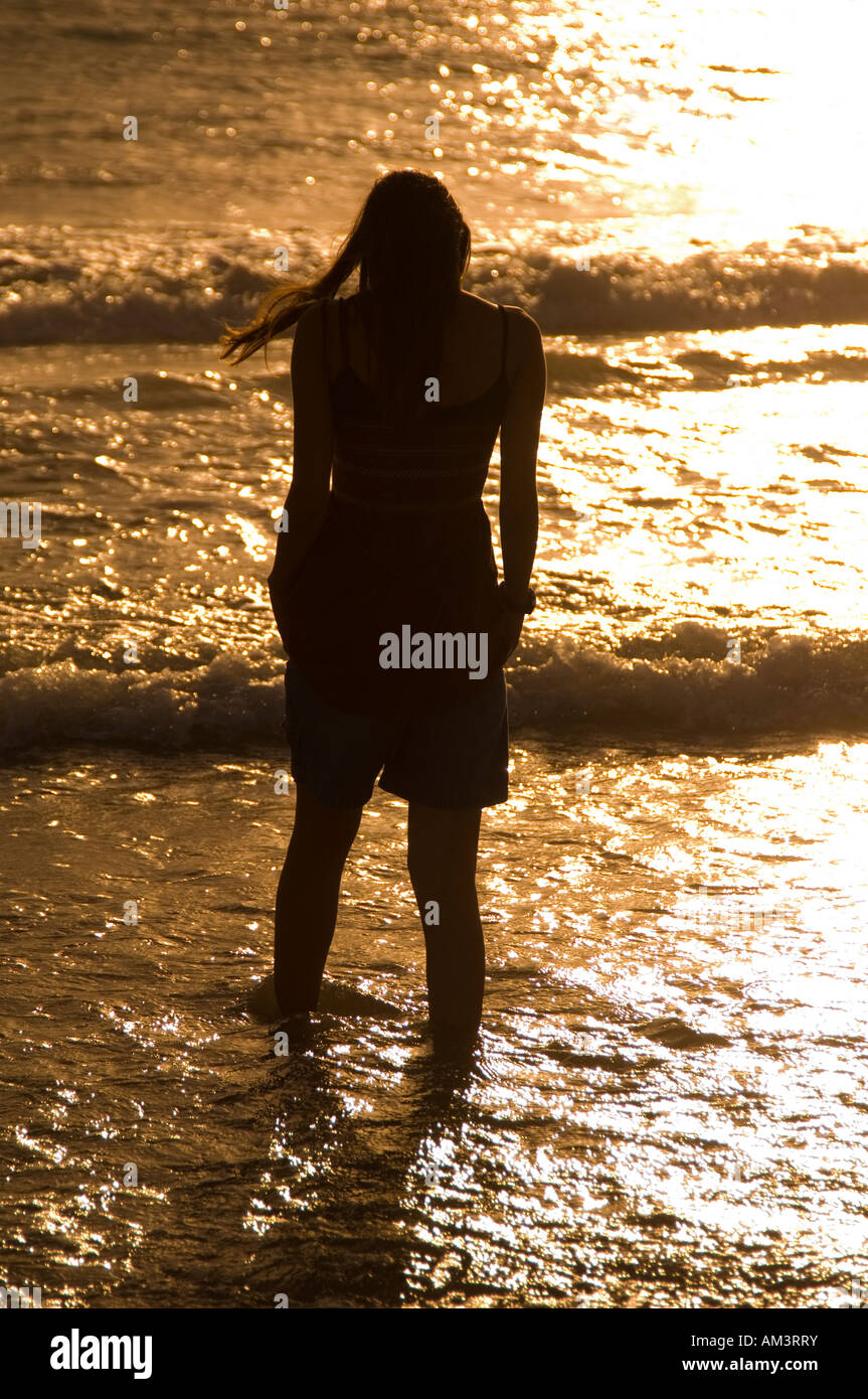 Silhouette D Une Femme Triste Debout Dans L Eau De Mer Photo Stock Alamy Silhouette D Une Femme Triste Debout Dans L Eau De Mer Photo Stock Alamy