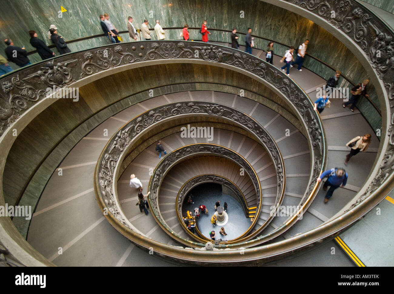 Visiteurs en ordre décroissant de l'escalier au Musée du Vatican Rome Italie Banque D'Images
