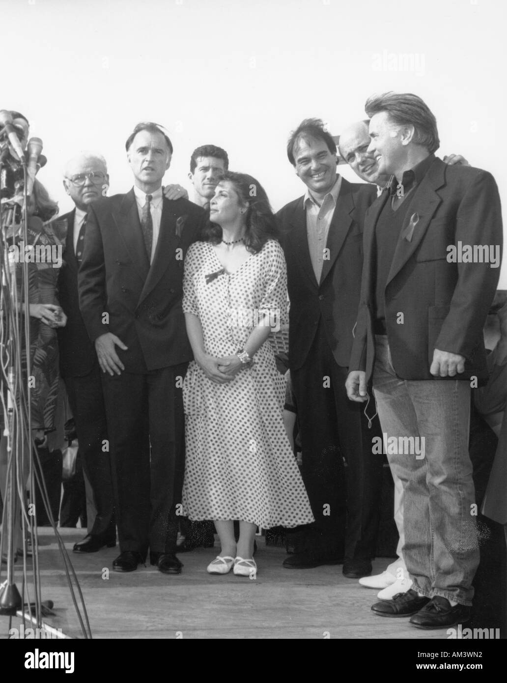 Producteur d'événements Sohm Joe posant avec Carrol O Connor candidate présidentielle Jerry Brown, Oliver Stone et Talia Shire Banque D'Images