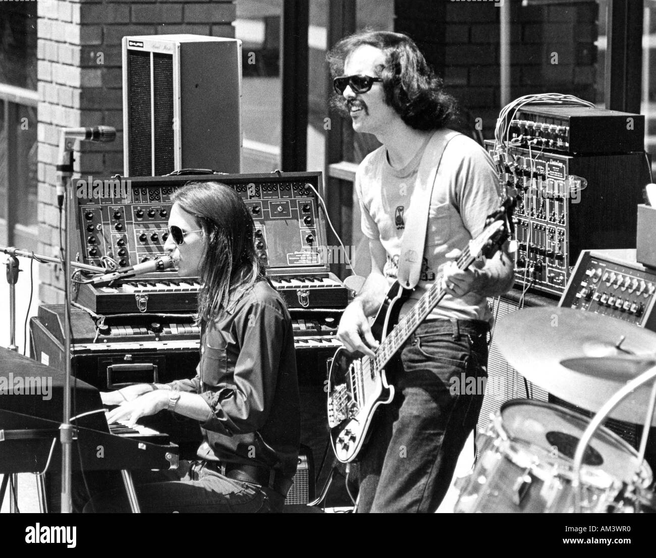 Joe Sohm ancien bassiste et photographe avec son groupe voyage inaugural à Meramac Jr College avec Gary Scott sur les claviers et Banque D'Images