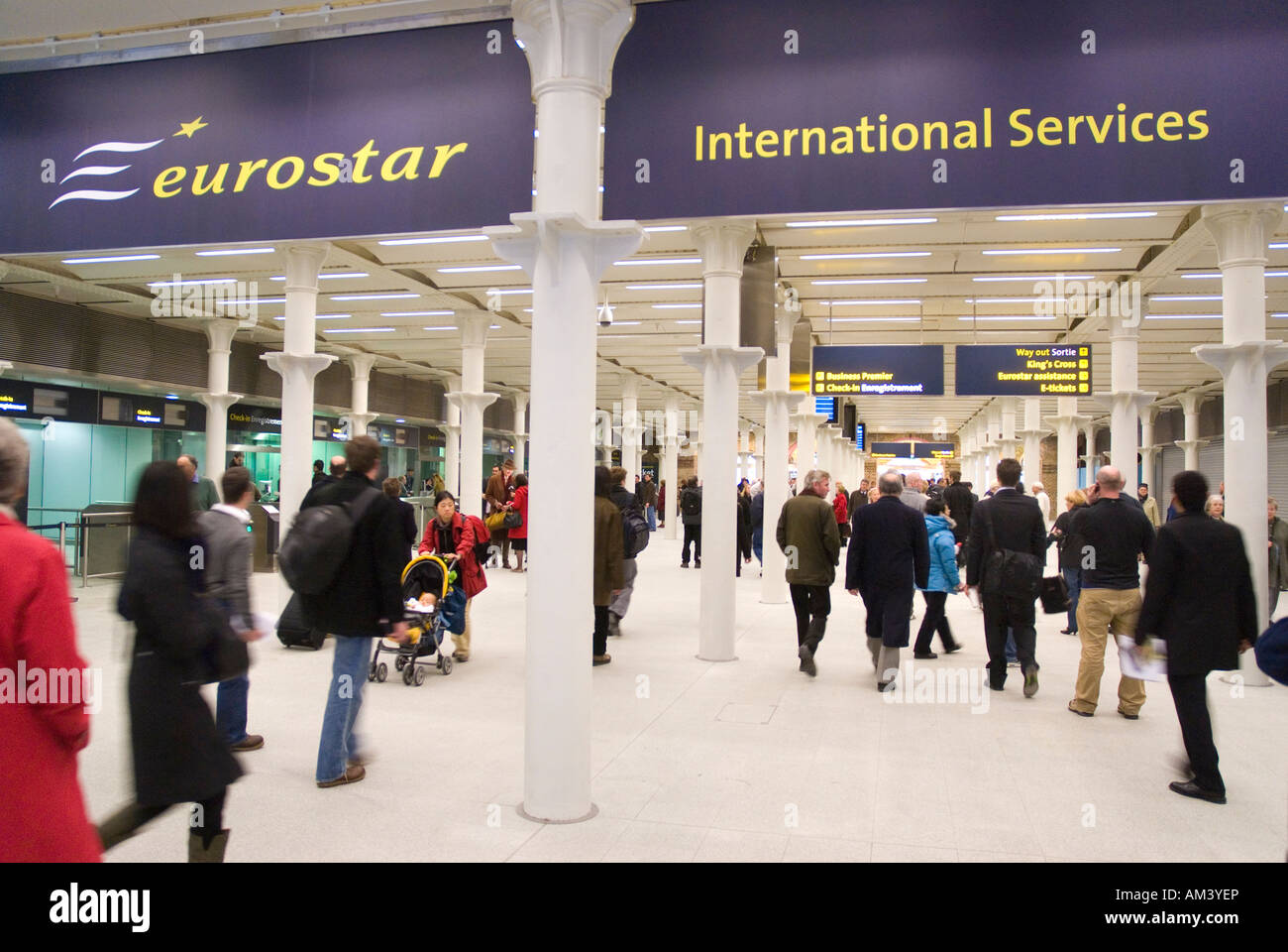 Les gens à St Pancras International Eurostar gare à Londres Banque D'Images