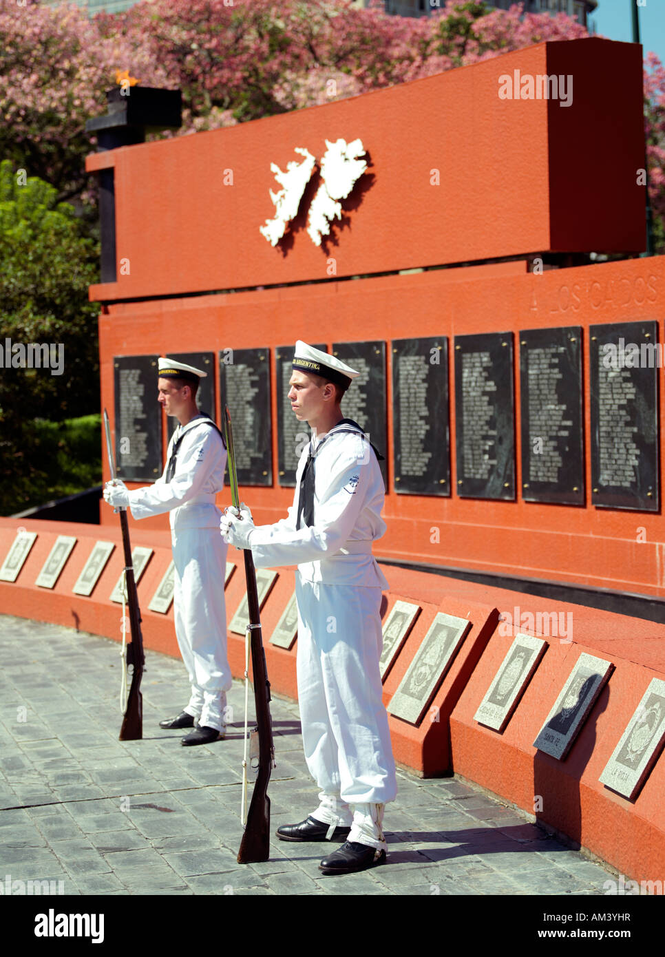 Une garde d'honneur de la marine argentine dans les îles Malvinas Memorial à Buenos Aires Banque D'Images