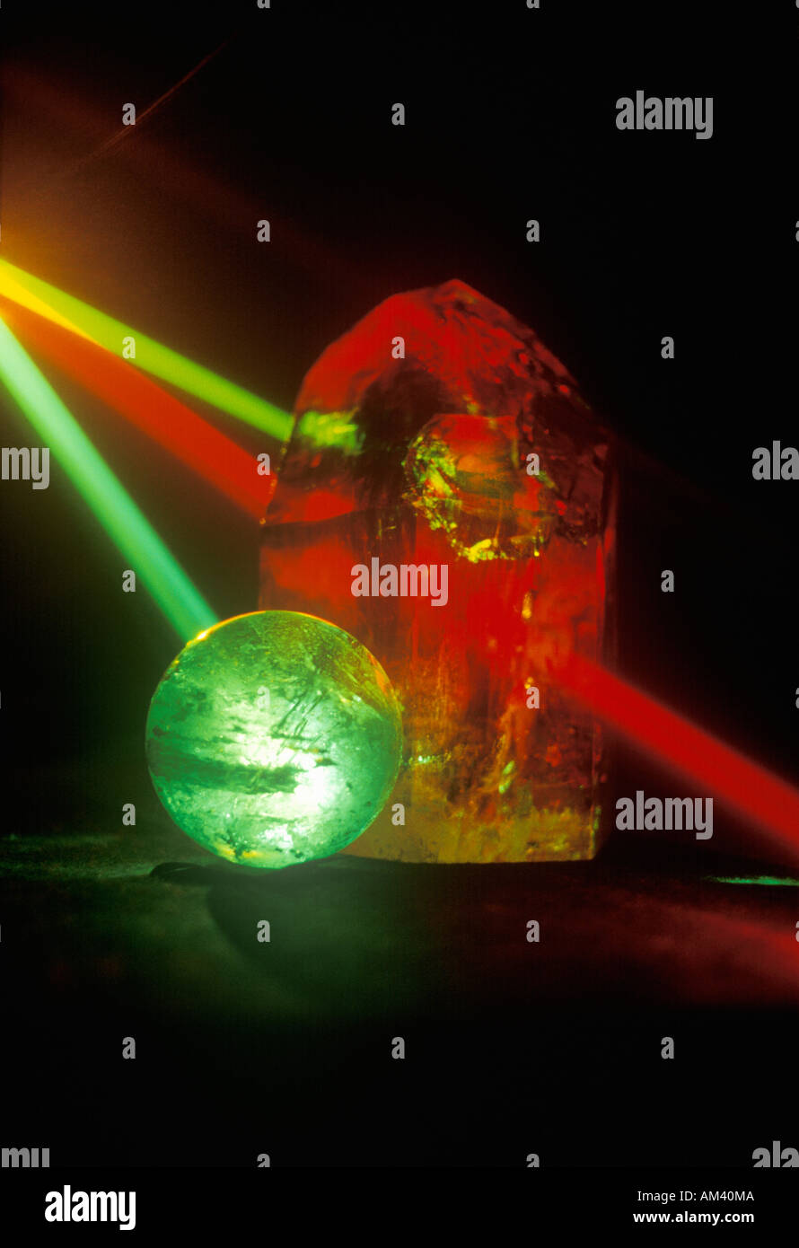 Et sphère crystal avec lumières laser brillant par Banque D'Images