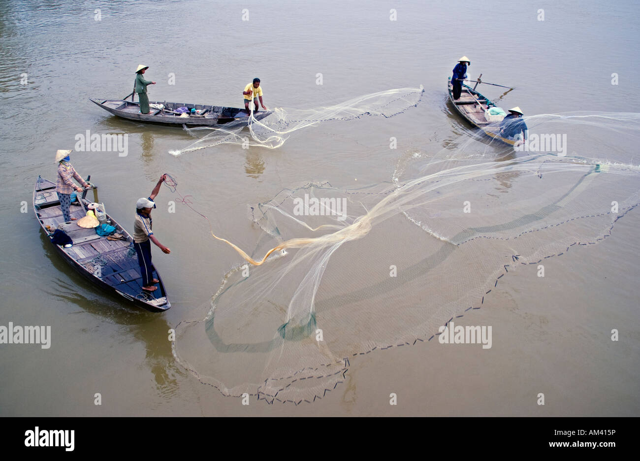 Filets de pêcheurs jetant des bateaux sur la rivière Hoai à Hoi An Banque D'Images