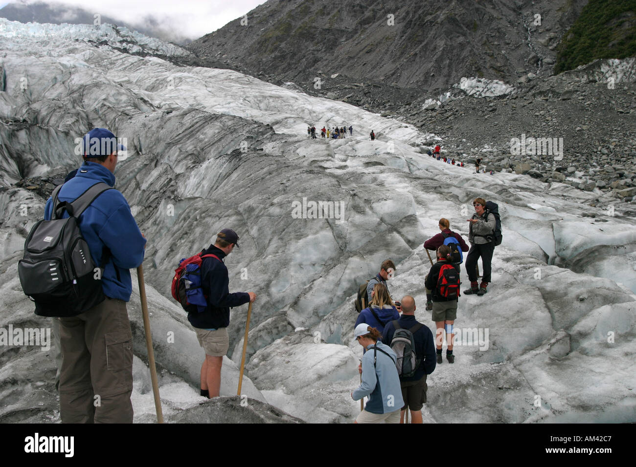 Les touristes d'une grotte de glace lors de votre randonnée sur le Fox Glacier dans le parc national du Mt Cook ile sud Nouvelle Zelande Banque D'Images